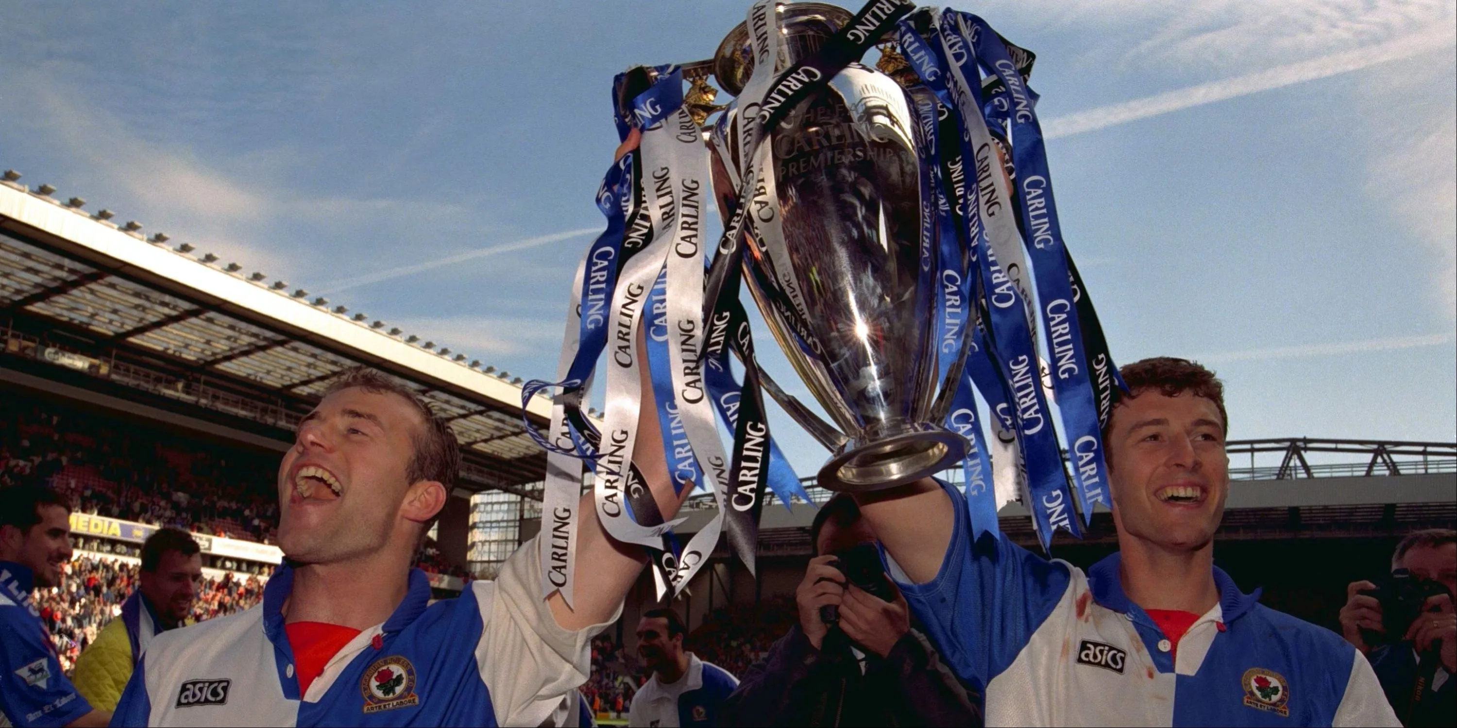 Alan Shearer và Chris Sutton nâng cao cúp vô địch Ngoại hạng Anh cùng Blackburn Rovers