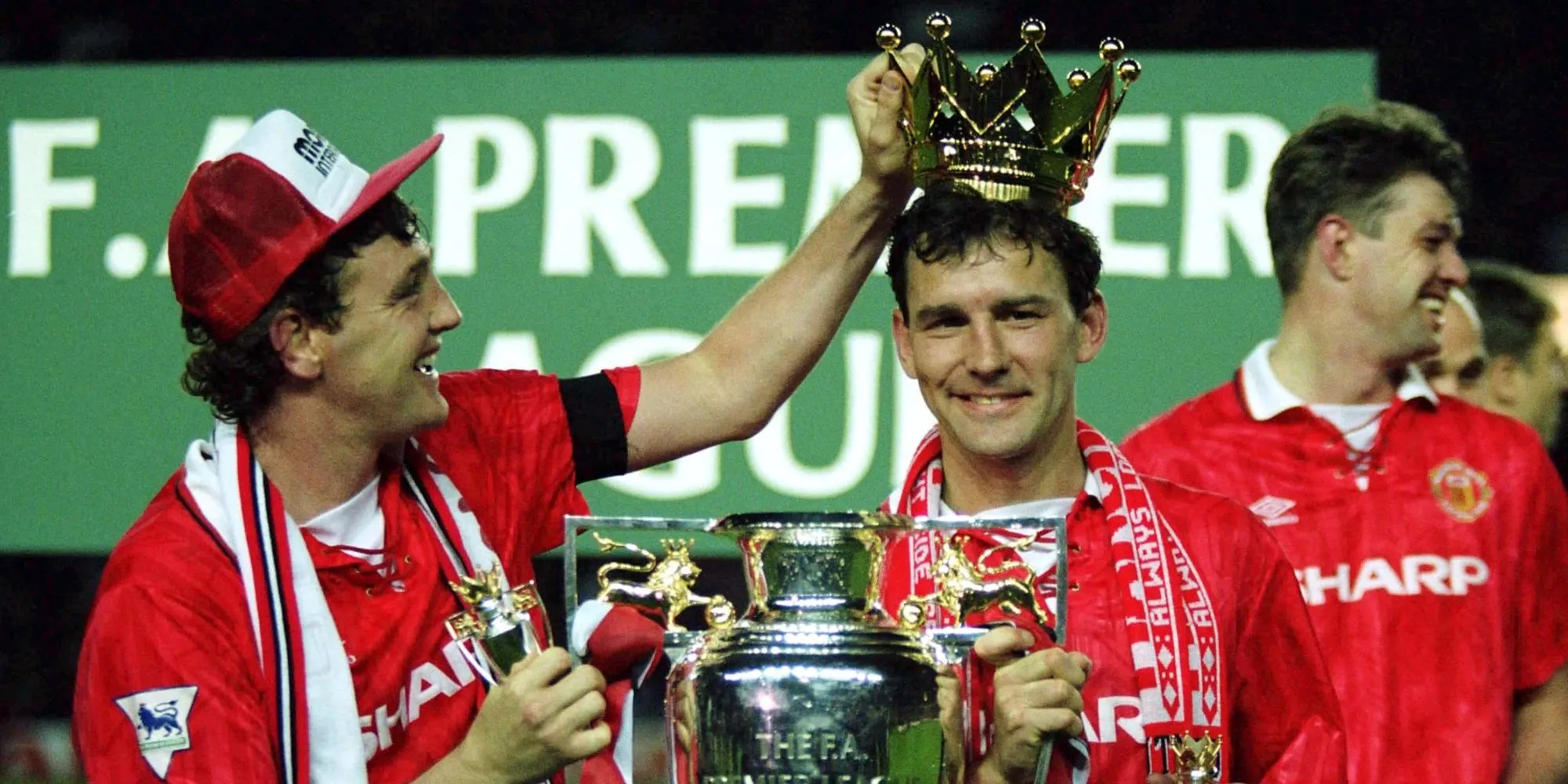 Bryan Robson và Steve Bruce cùng nâng cúp vô địch Premier League