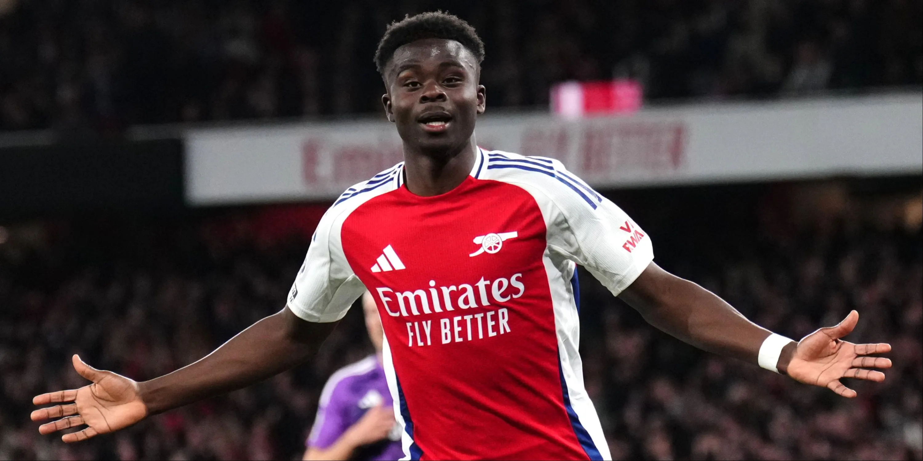 Bukayo Saka đi bóng trong màu áo Arsenal trận gặp Fulham