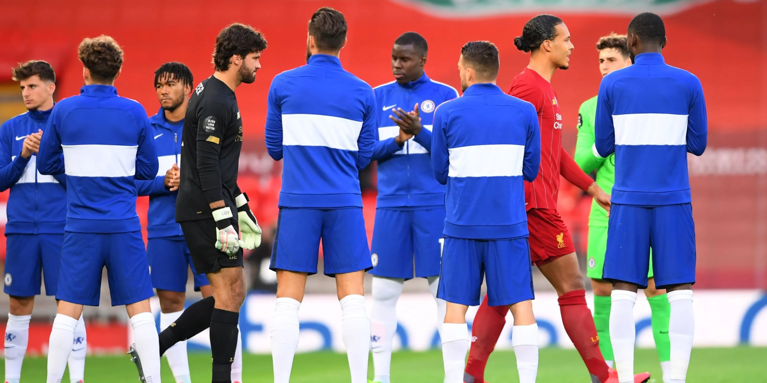 Các cầu thủ Arsenal xếp hàng danh dự chào đón nhà vô địch Liverpool