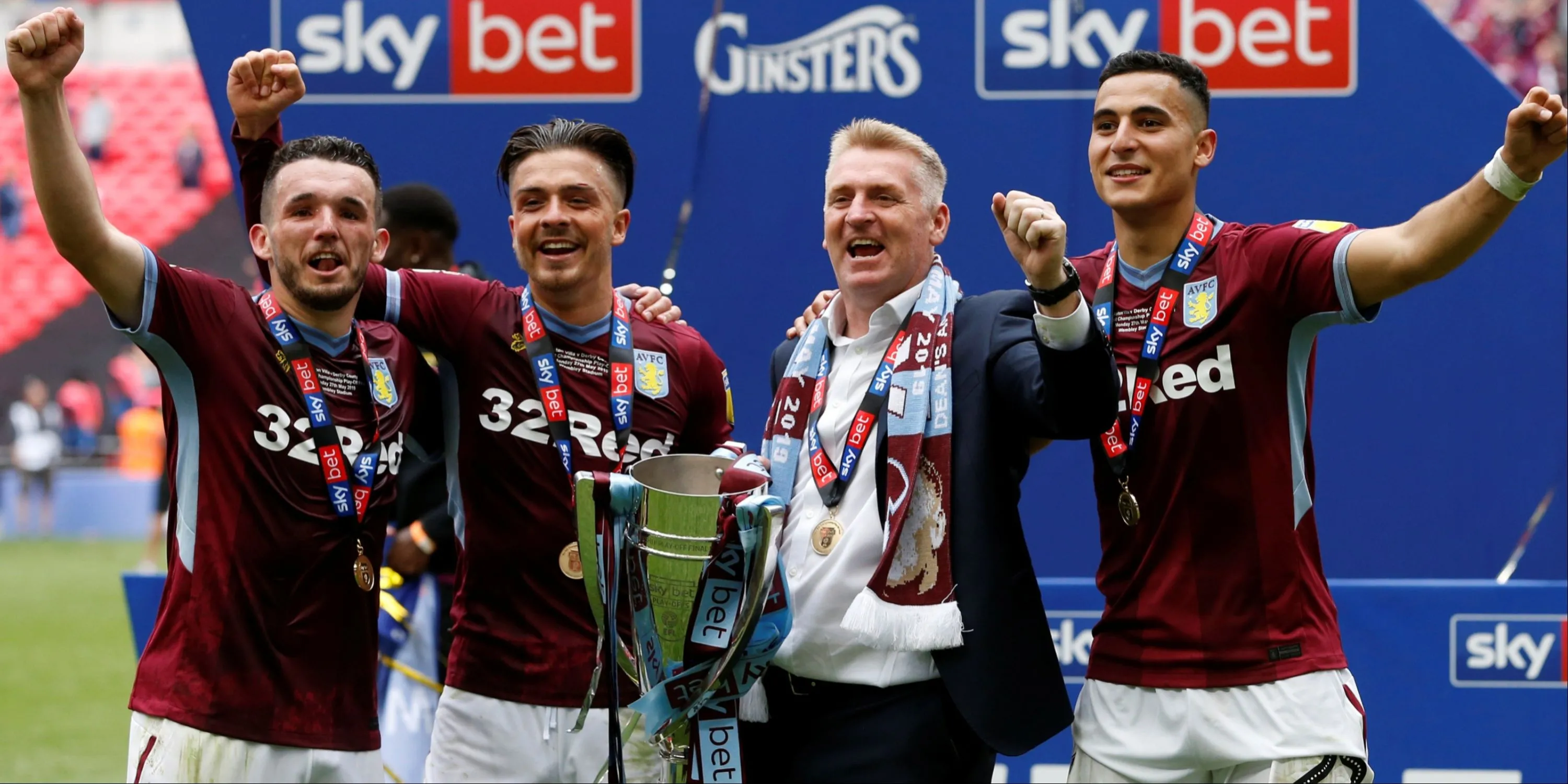 Các cầu thủ Aston Villa ăn mừng chiến thắng trong trận chung kết play-off EFL