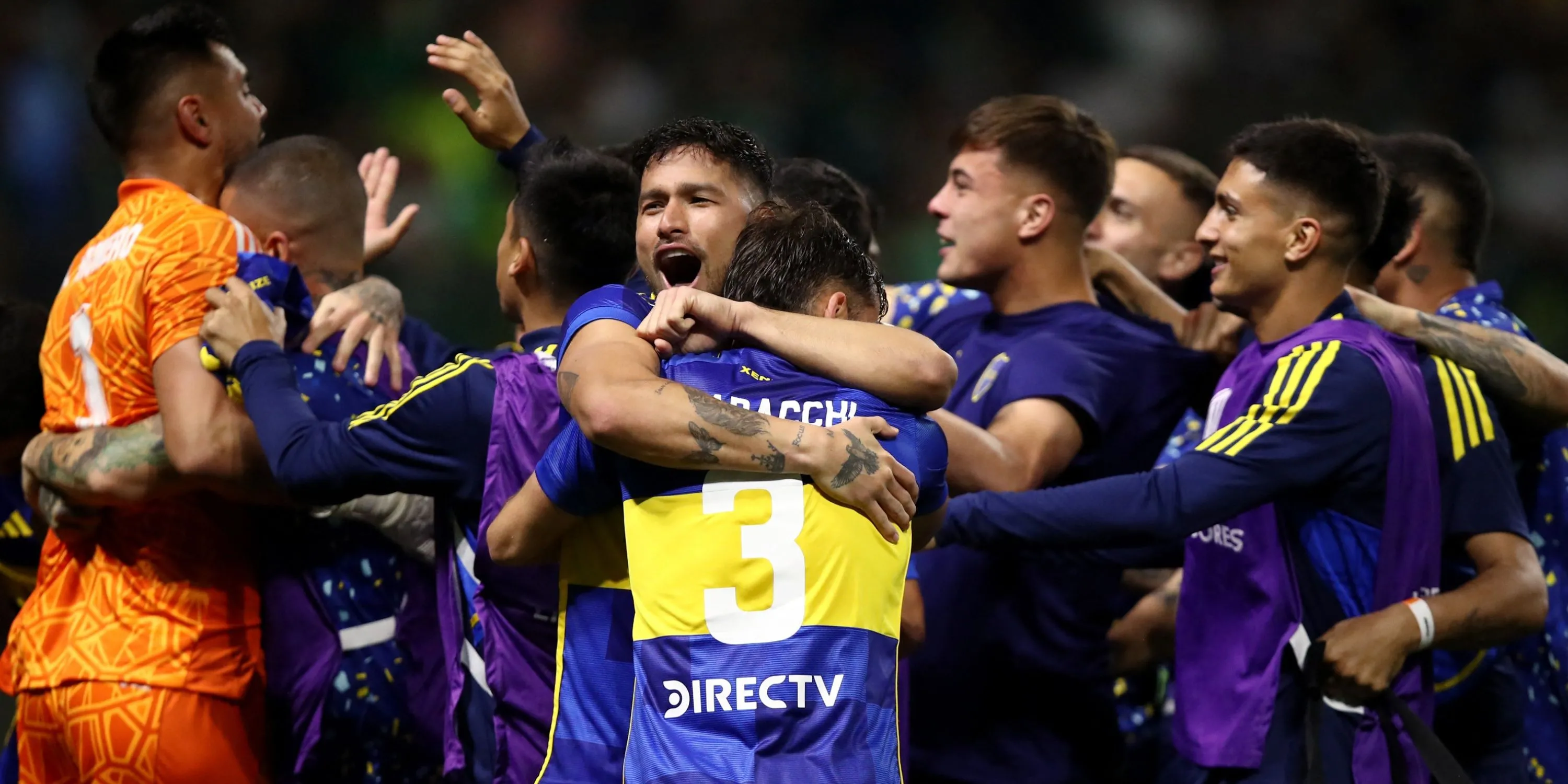 Các cầu thủ Boca Juniors ăn mừng bàn thắng trên sân nhà La Bombonera