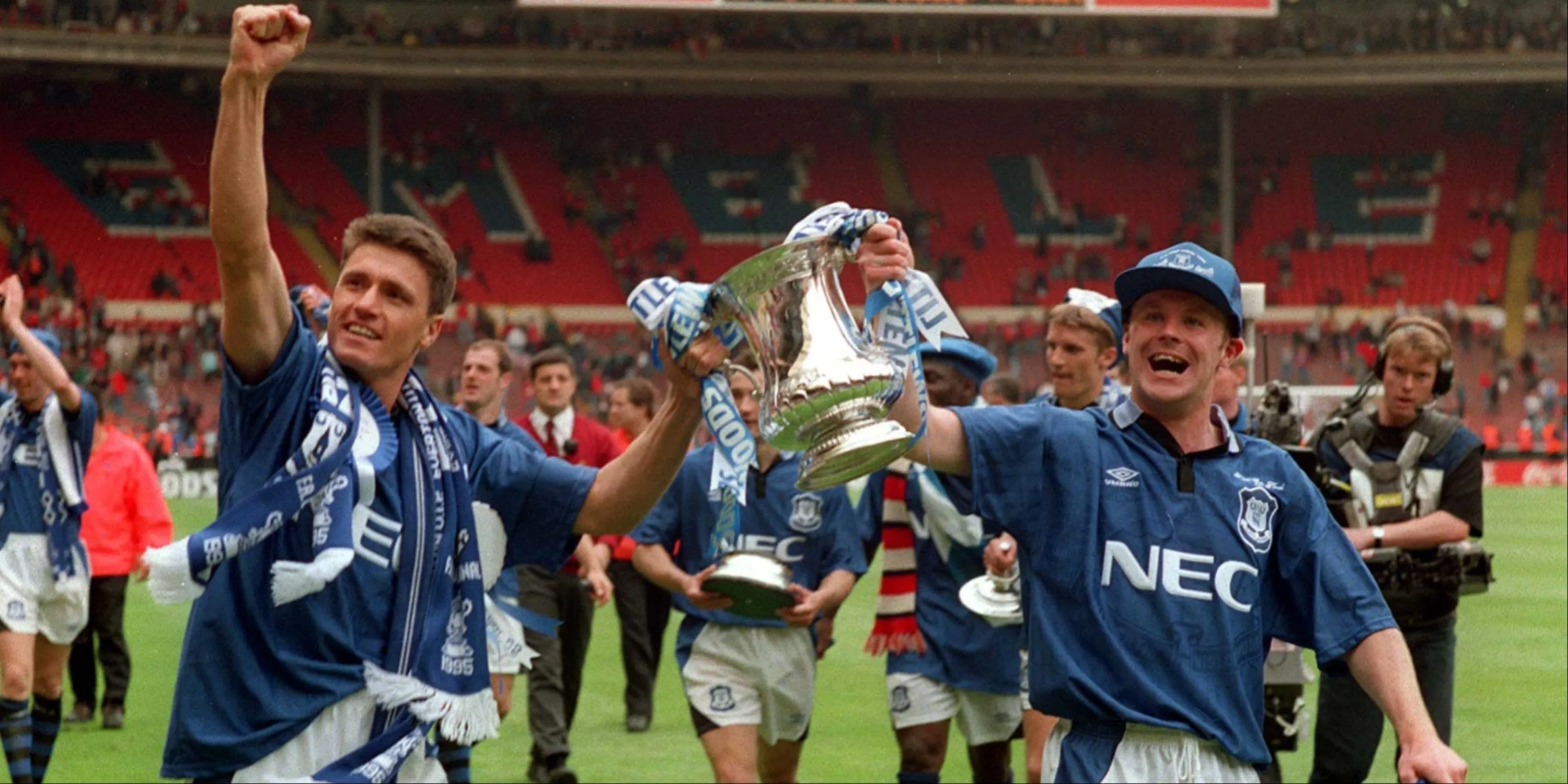 Các cầu thủ Everton ăn mừng chức vô địch FA Cup năm 1995