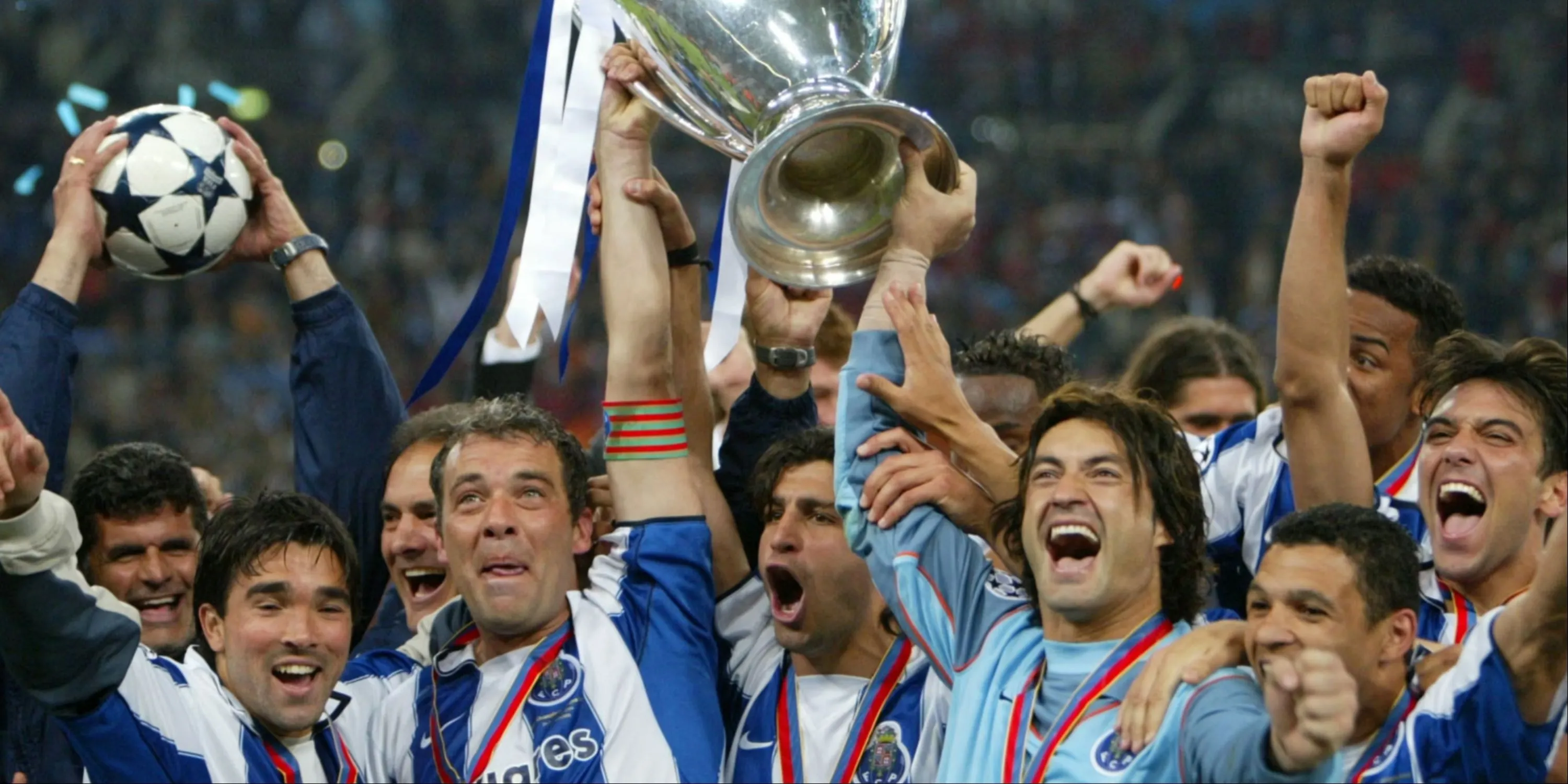 Các cầu thủ FC Porto ăn mừng chức vô địch Champions League 2004