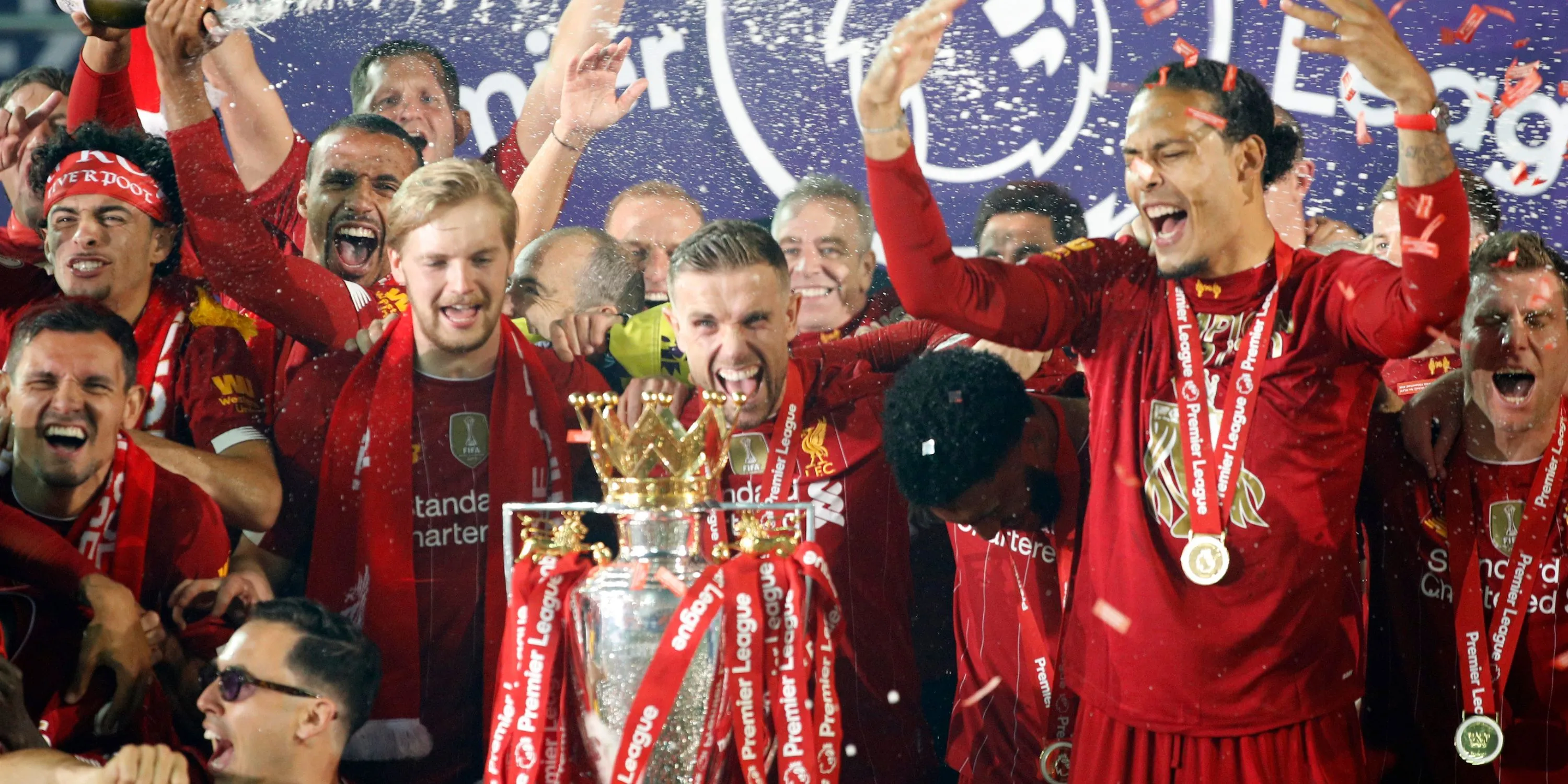 Các cầu thủ Liverpool ăn mừng cuồng nhiệt cùng người hâm mộ sau khi giành chức vô địch Premier League