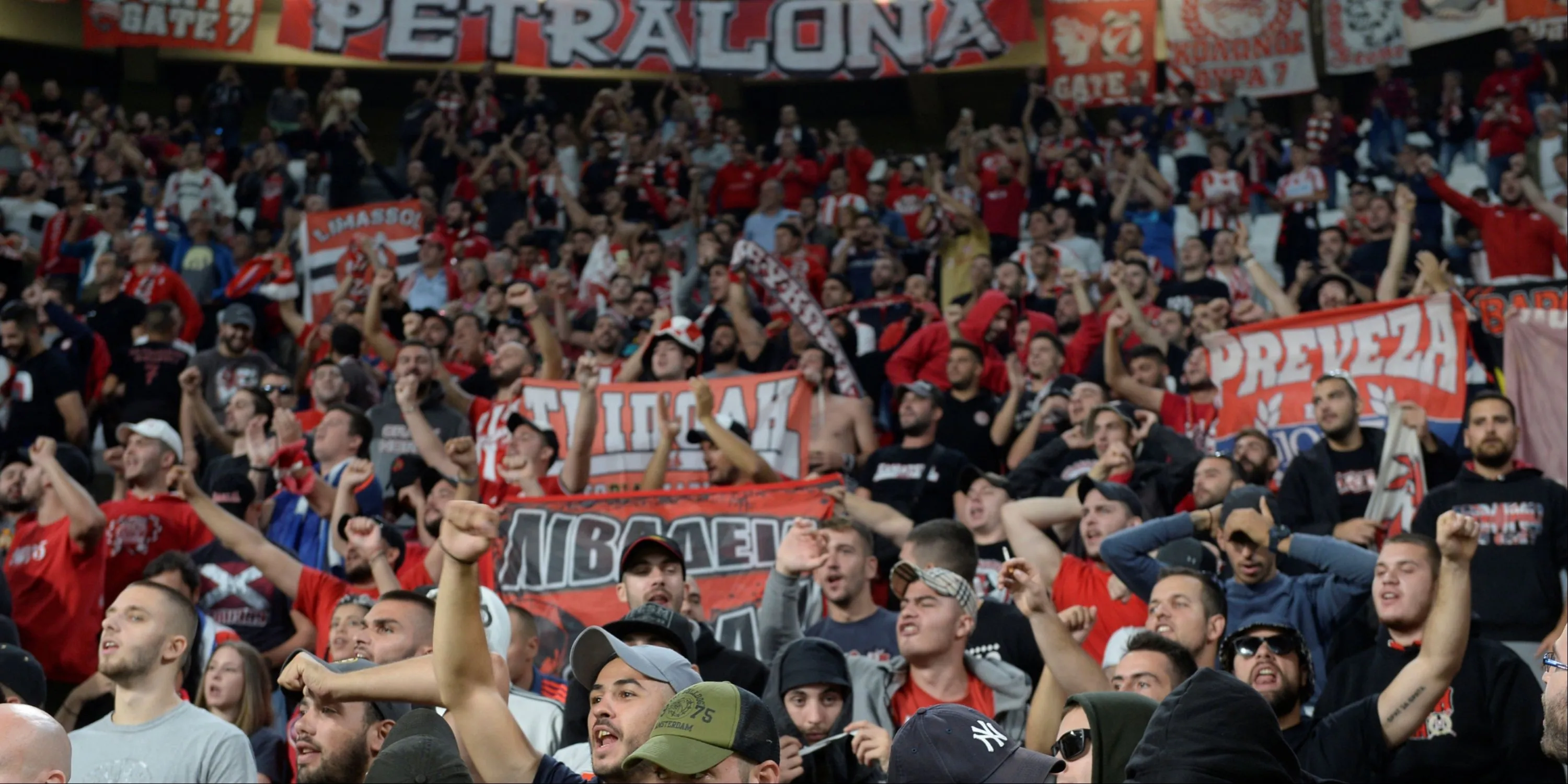 Các cầu thủ Olympiacos ăn mừng cùng người hâm mộ