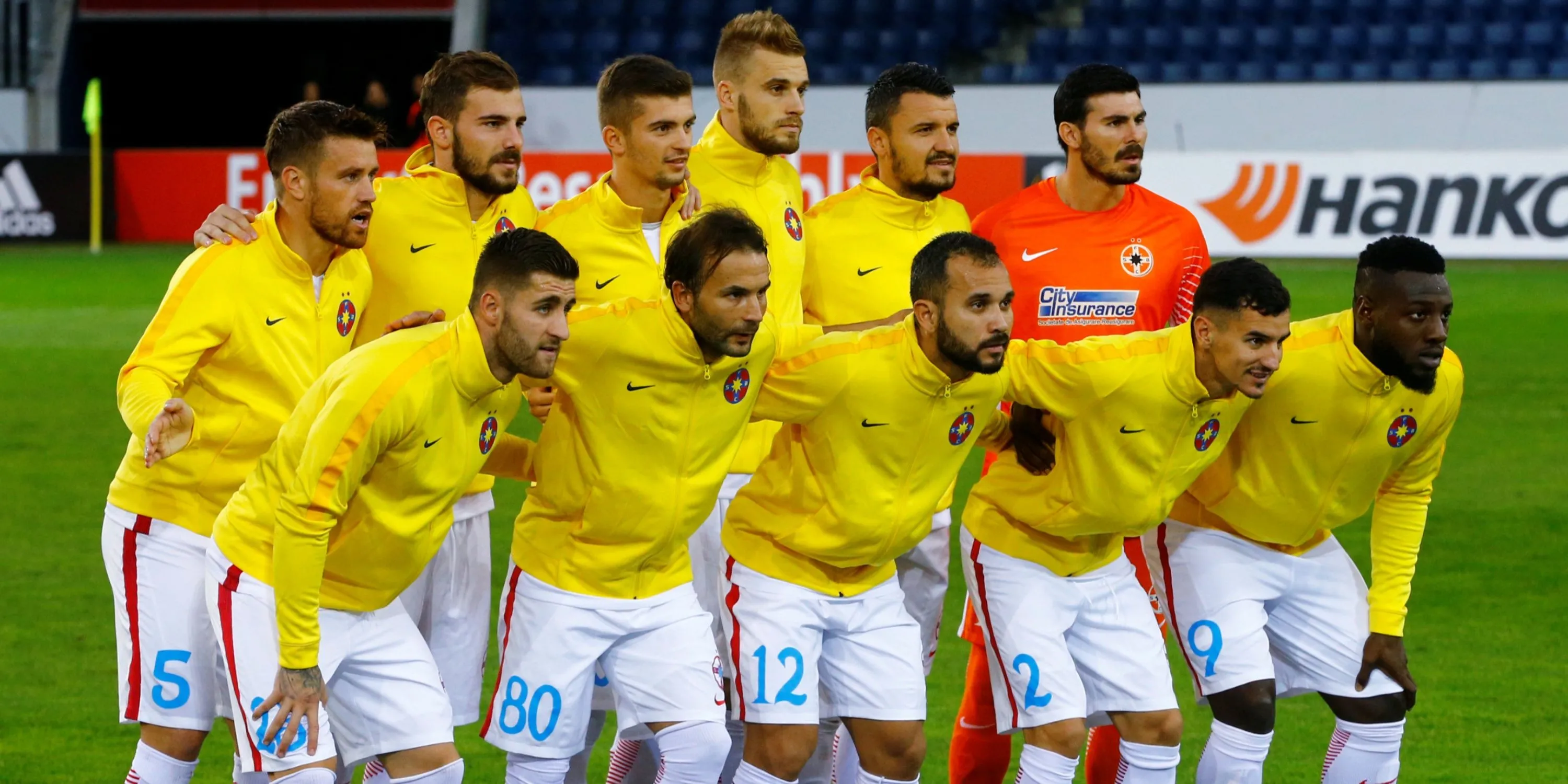 Các cầu thủ Steaua Bucharest (nay là FCSB) chụp ảnh trước trận đấu