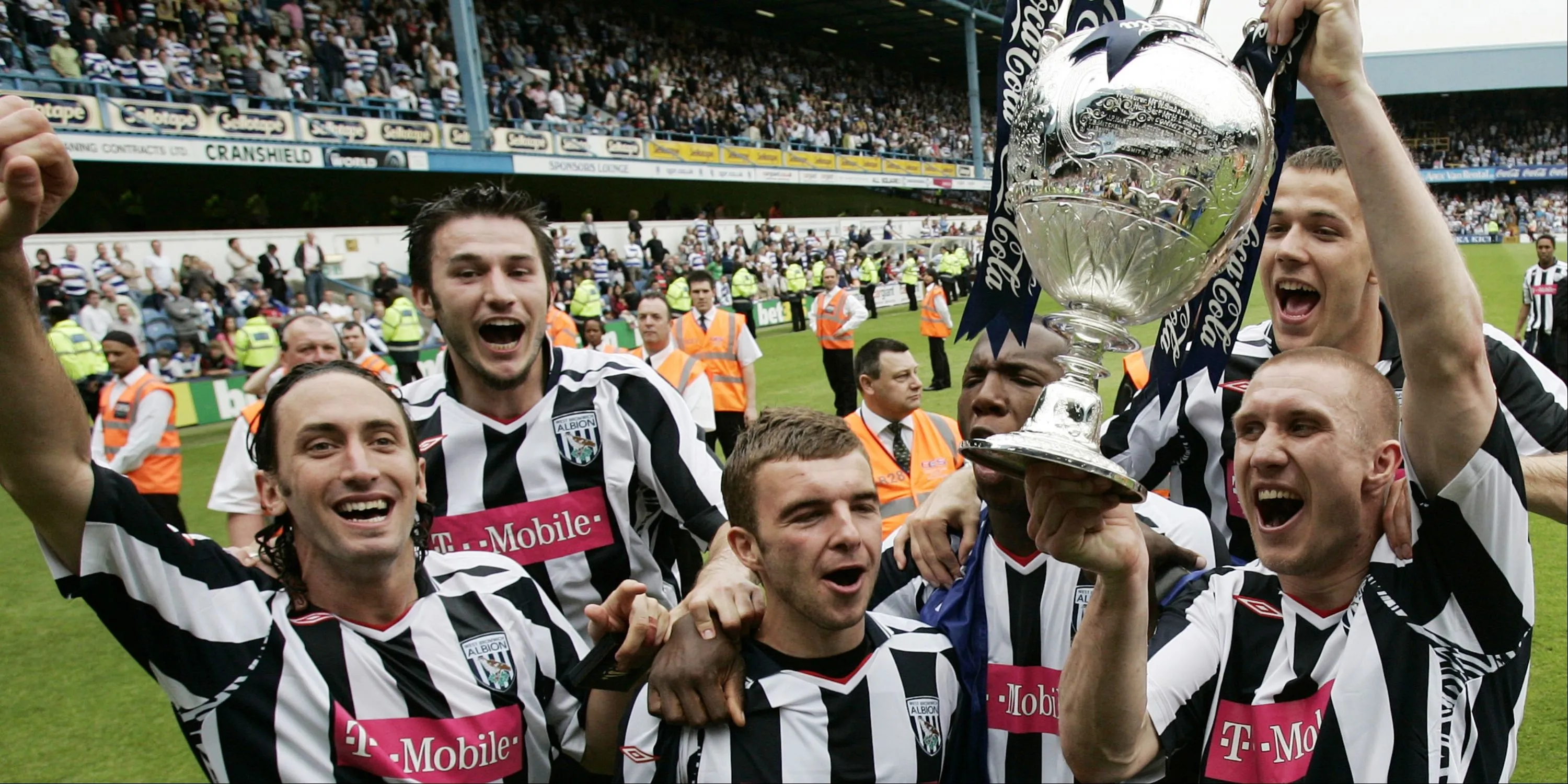 Các cầu thủ West Bromwich Albion ăn mừng bàn thắng