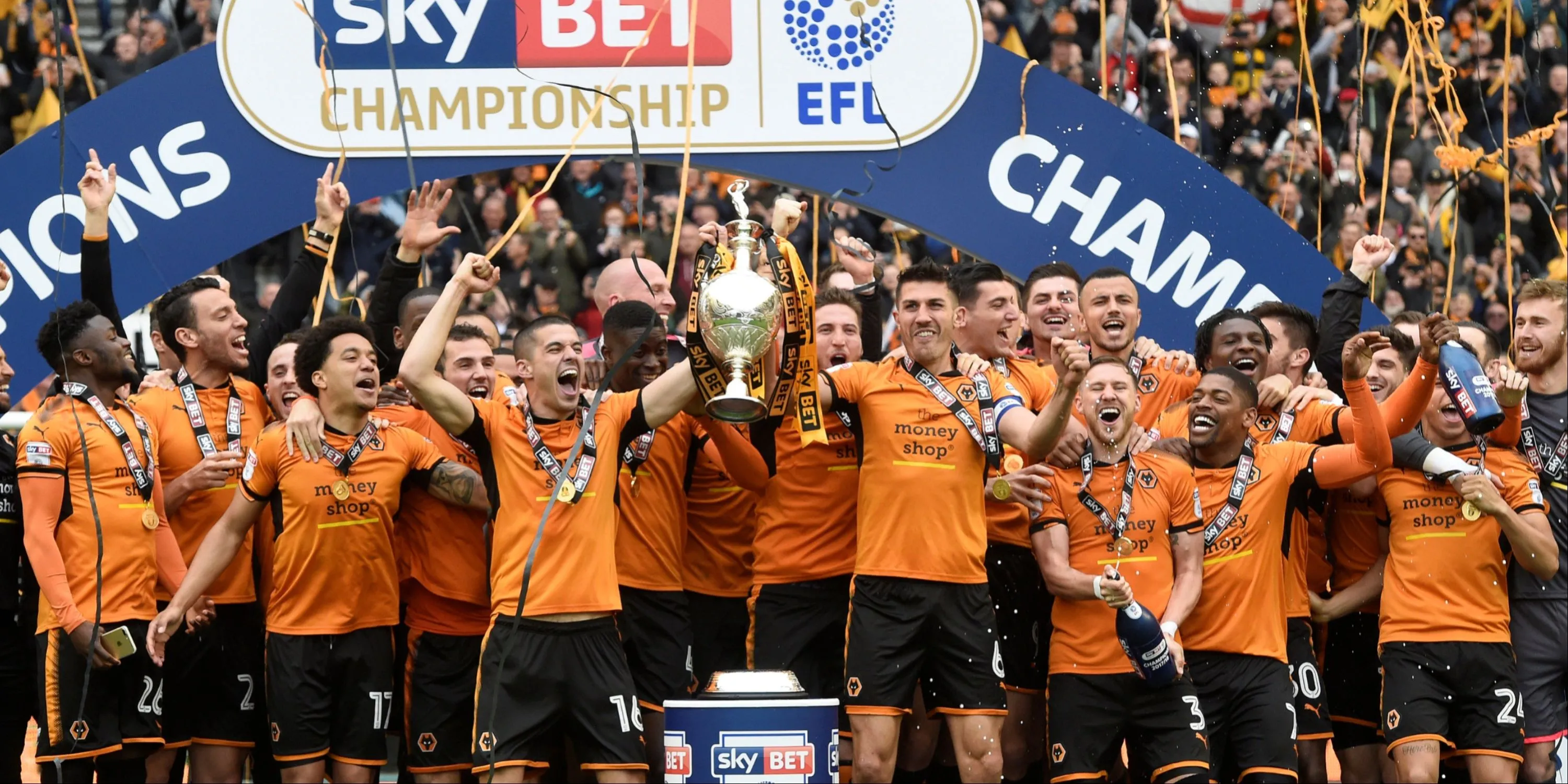 Các cầu thủ Wolves ăn mừng chức vô địch Championship