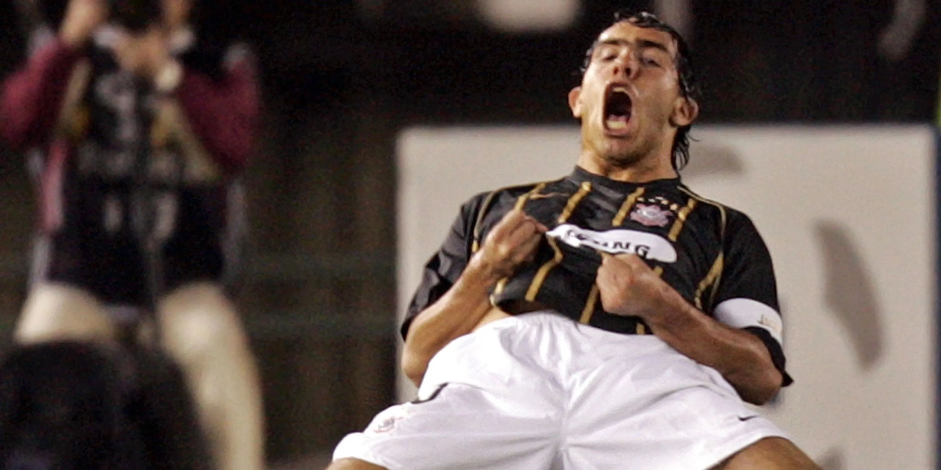 Carlos Tevez thi đấu trong màu áo Corinthians thời kỳ hoàng kim ngắn ngủi