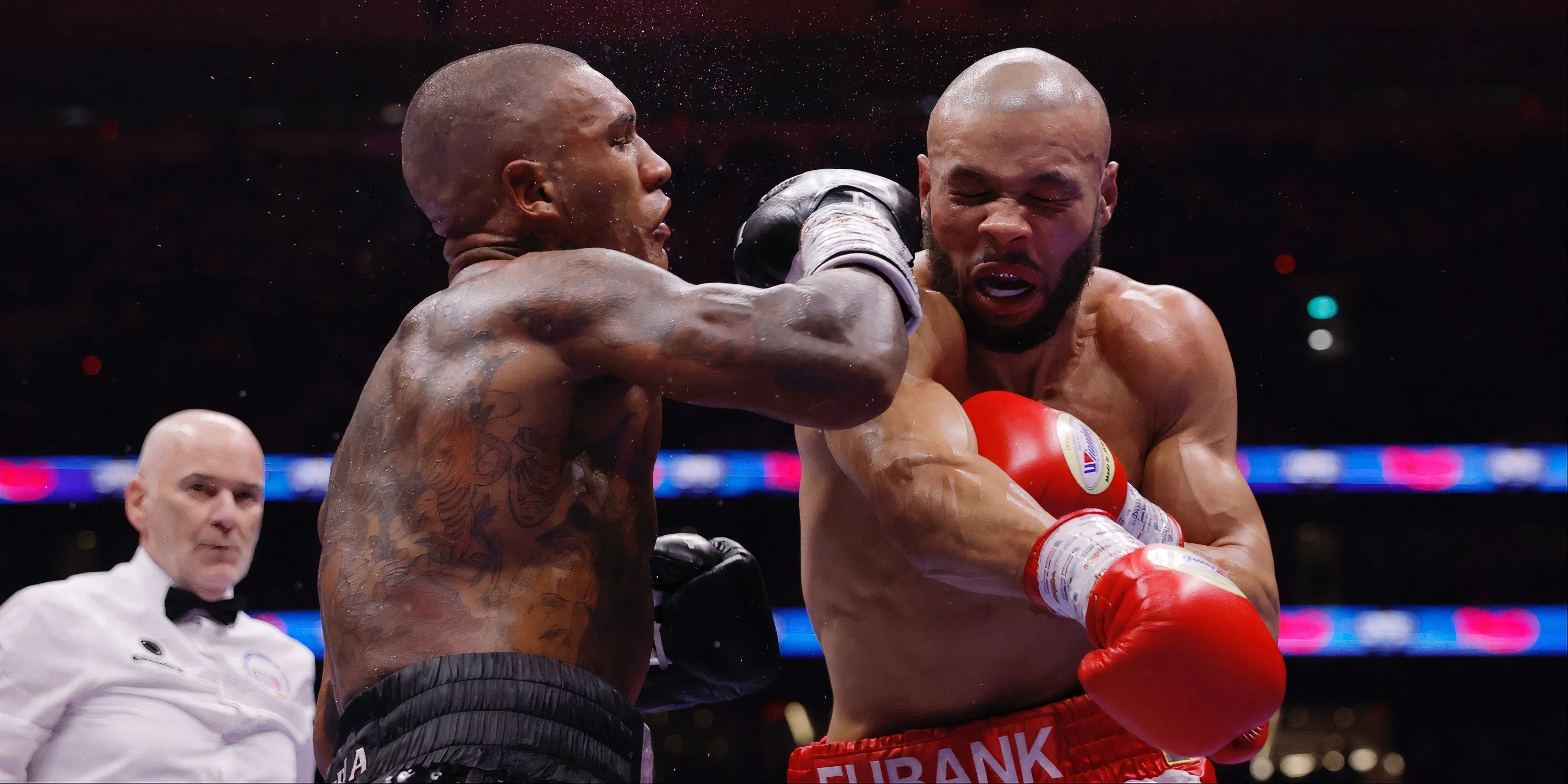 Chris Eubank Jr tung cú đấm uy lực vào Conor Benn trong trận đấu tại sân Tottenham