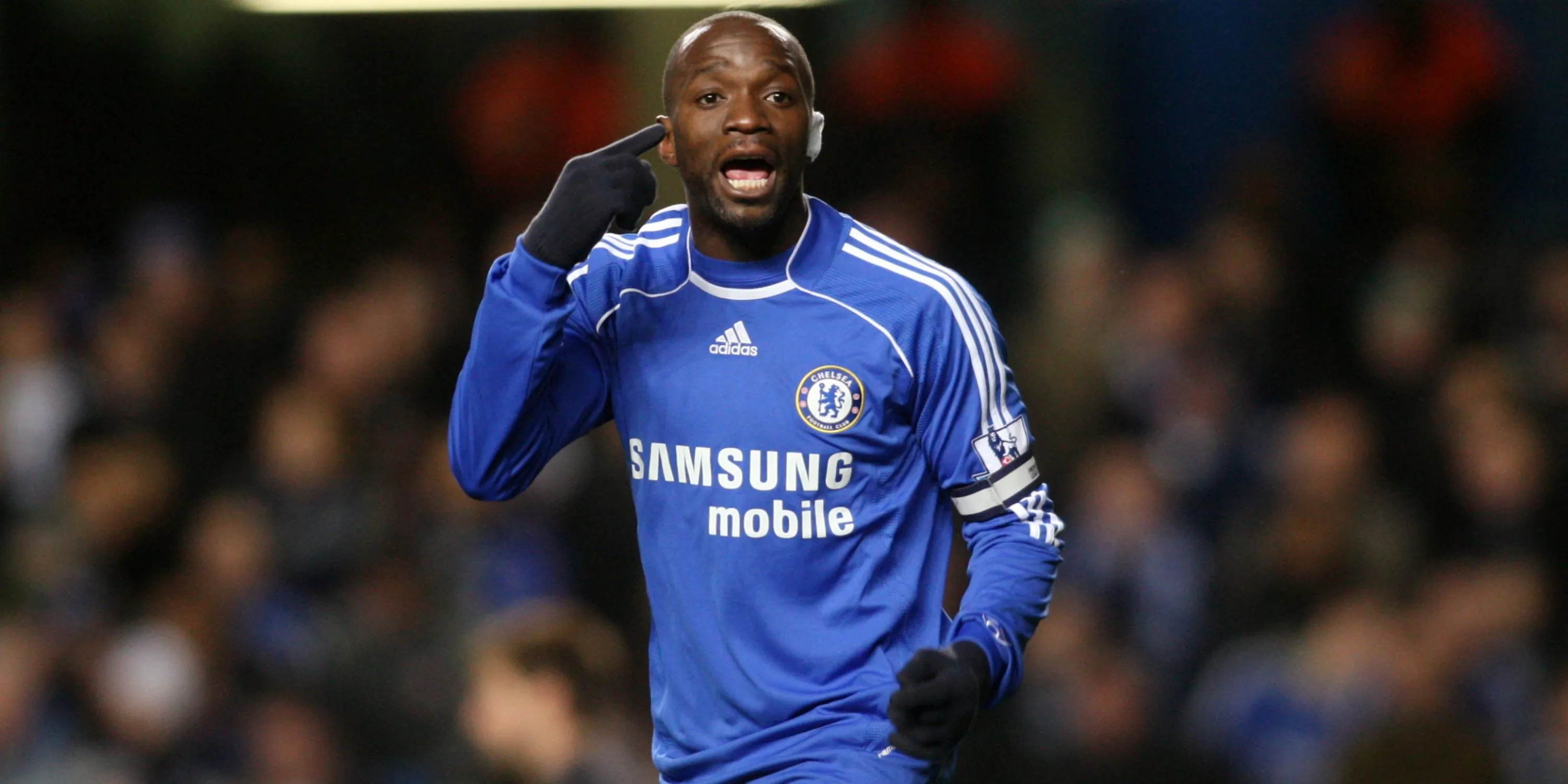Claude Makelele trong màu áo Chelsea, tiền vệ định hình vai trò mỏ neo