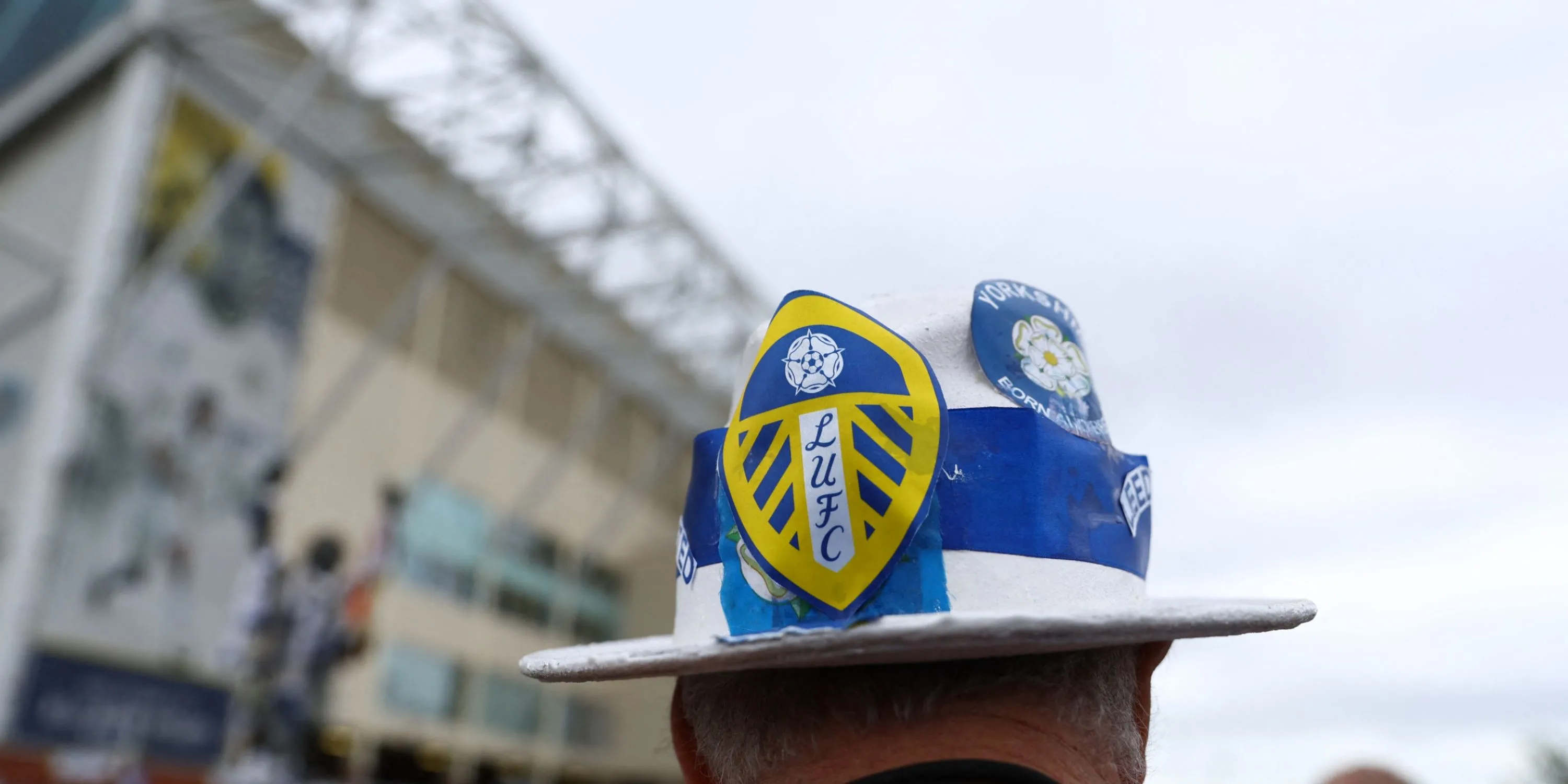 Cổ động viên Leeds United đội mũ len thể hiện tình yêu với CLB