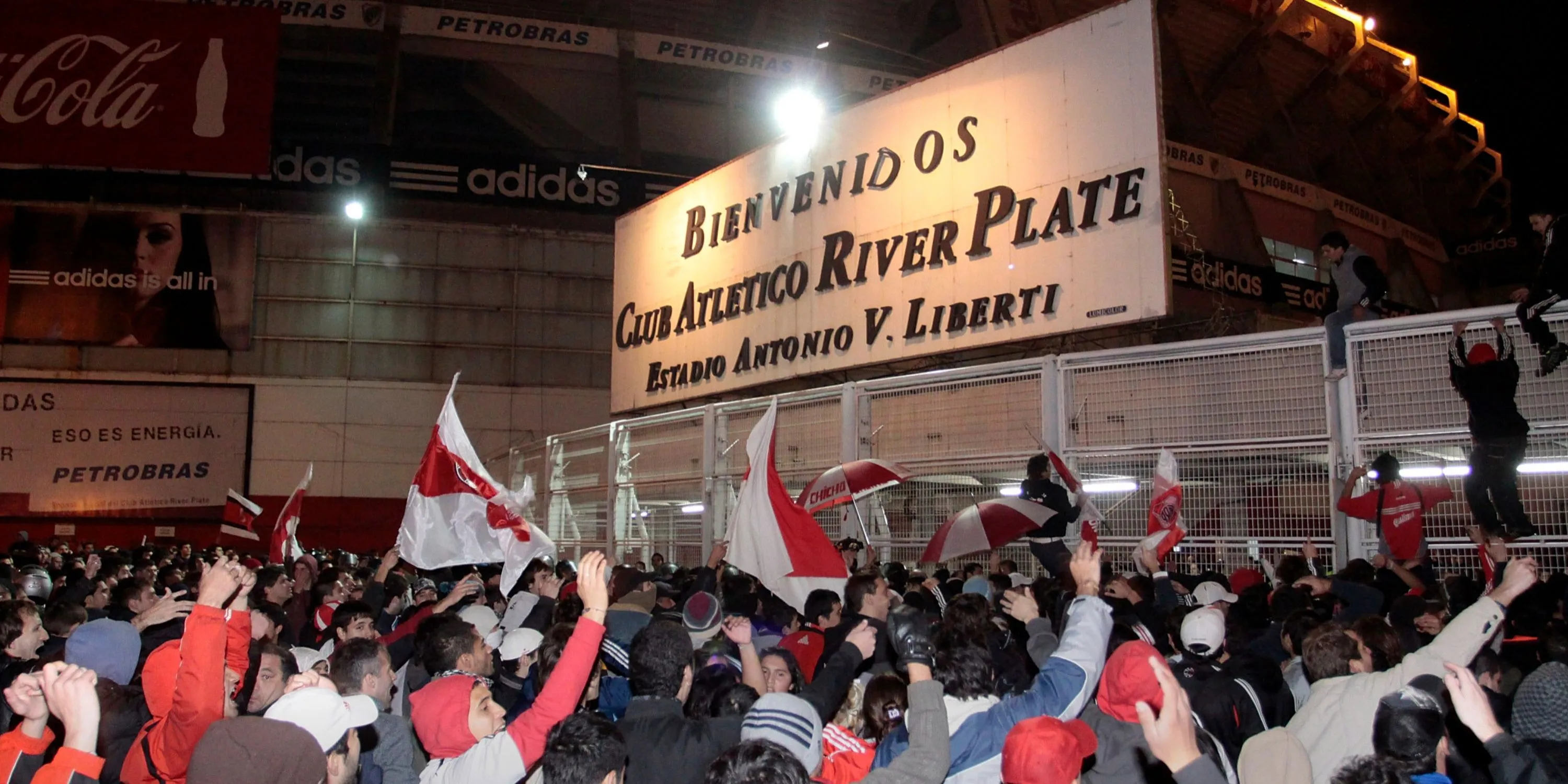 Cổ động viên River Plate tức giận cố gắng tràn vào sân sau trận thua play-off xuống hạng
