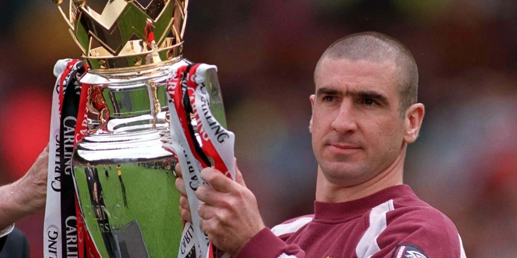 Eric Cantona với phong cách ngạo nghễ trong màu áo Manchester United