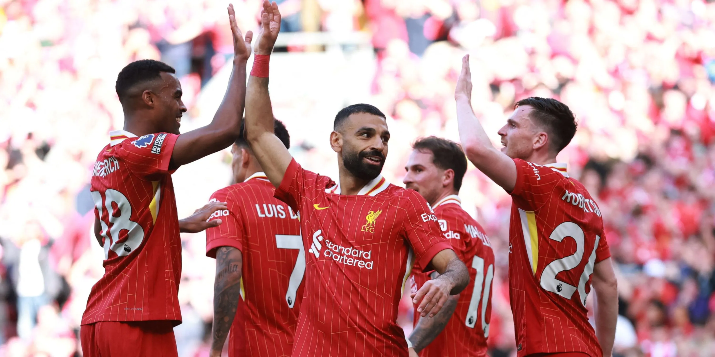 Hình ảnh pháo sáng xanh bất ngờ xuất hiện giữa đám đông CĐV Liverpool ăn mừng chức vô địch Ngoại hạng Anh tại Anfield