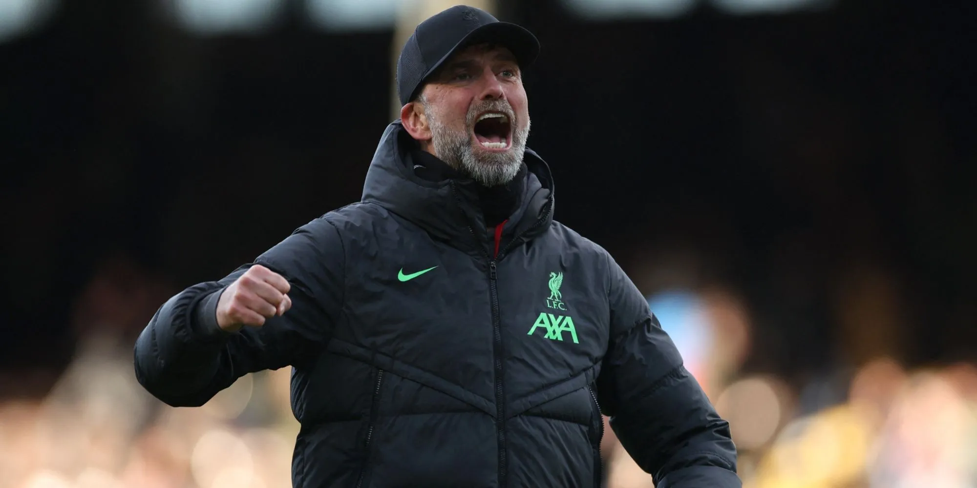 HLV Jurgen Klopp đứng bên đường biên trong trận đấu với Fulham