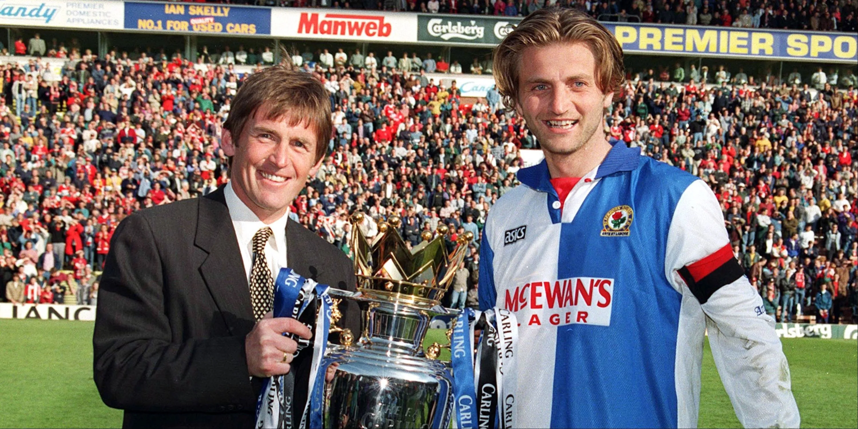 HLV Kenny Dalglish và đội trưởng Tim Sherwood nâng cúp Premier League cùng Blackburn Rovers
