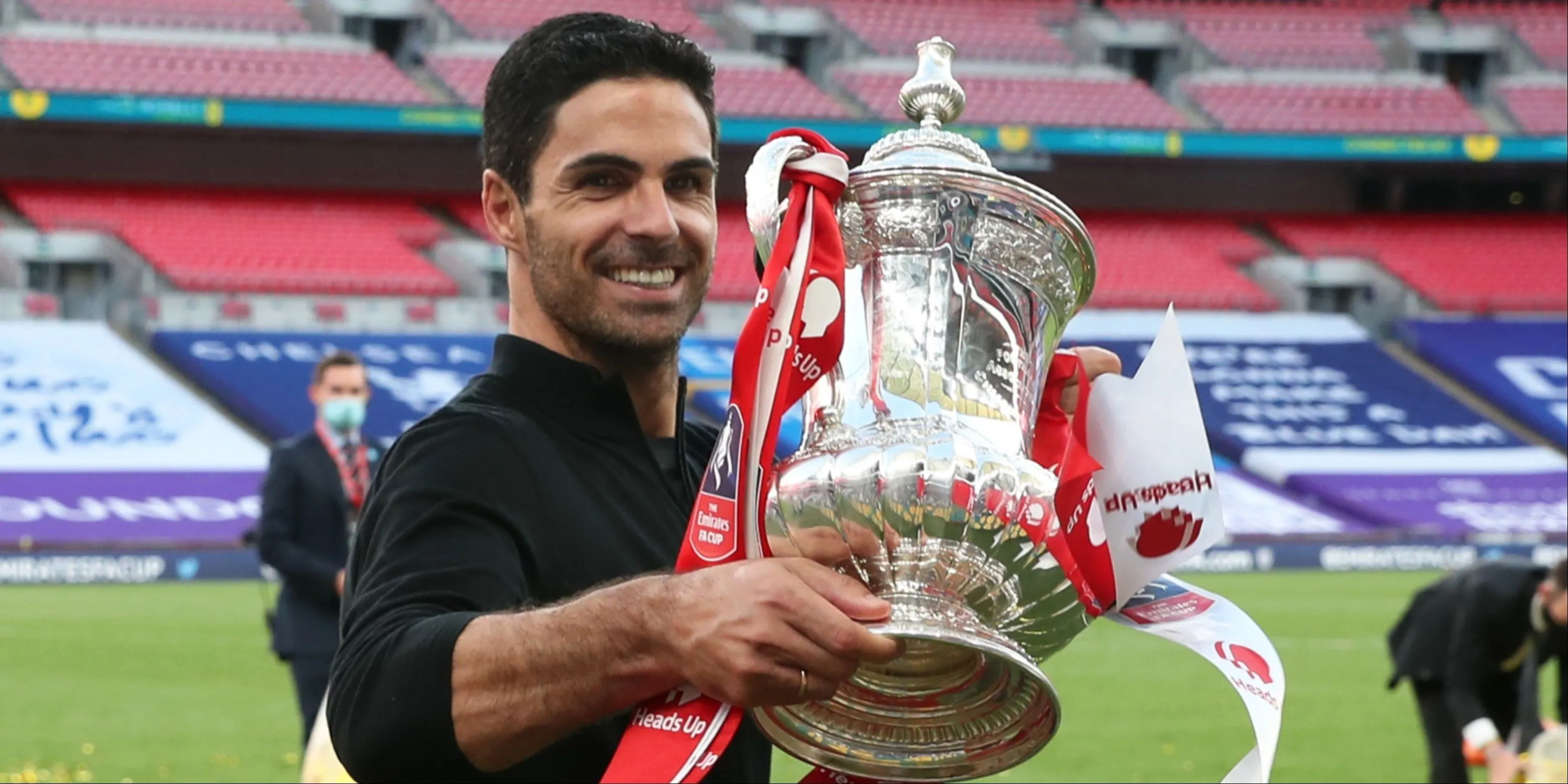 HLV Mikel Arteta nâng cao chiếc cúp FA giành được cùng Arsenal
