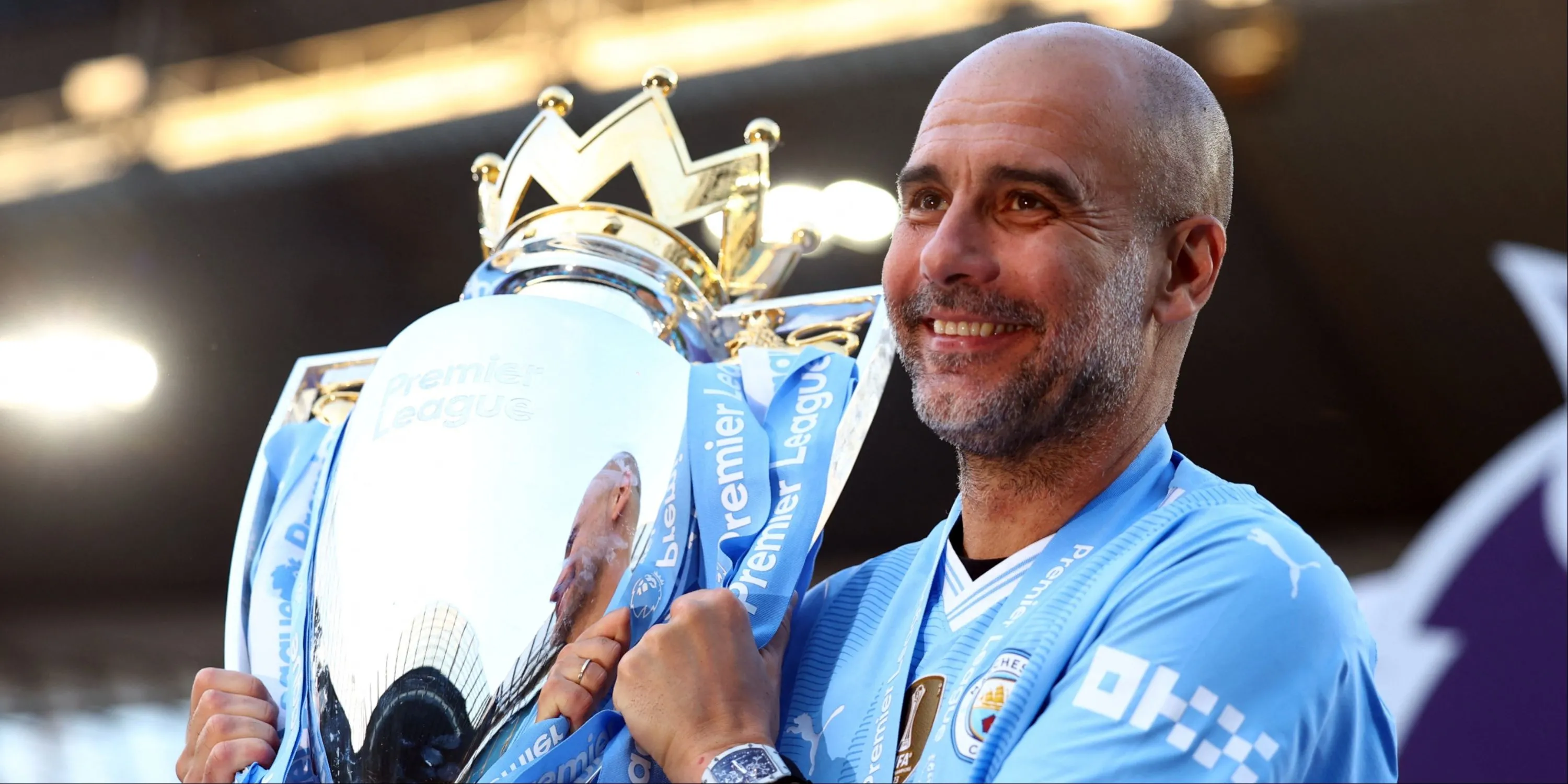 HLV Pep Guardiola và các cầu thủ Man City ăn mừng chức vô địch Premier League trước đó.