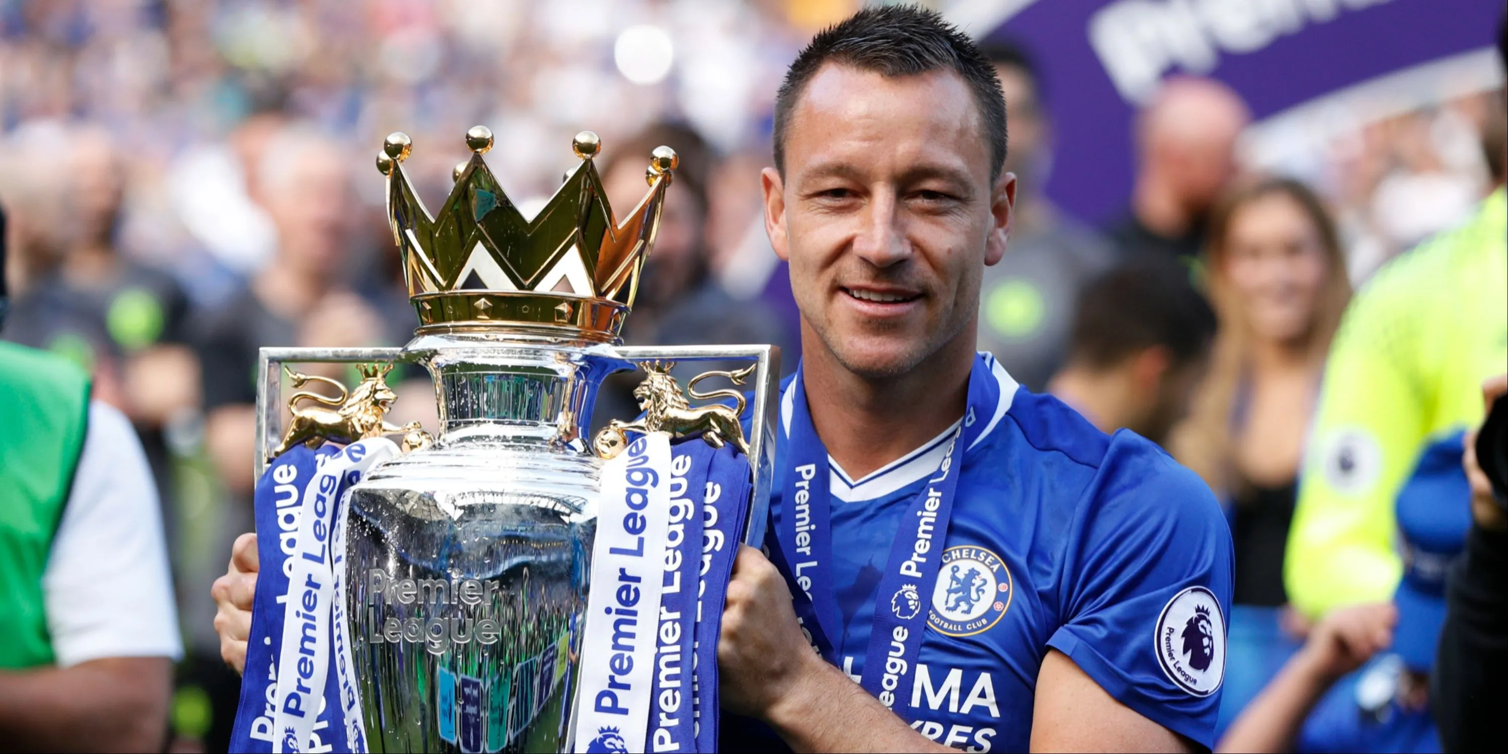 John Terry nâng cao chiếc cúp Premier League trong màu áo Chelsea