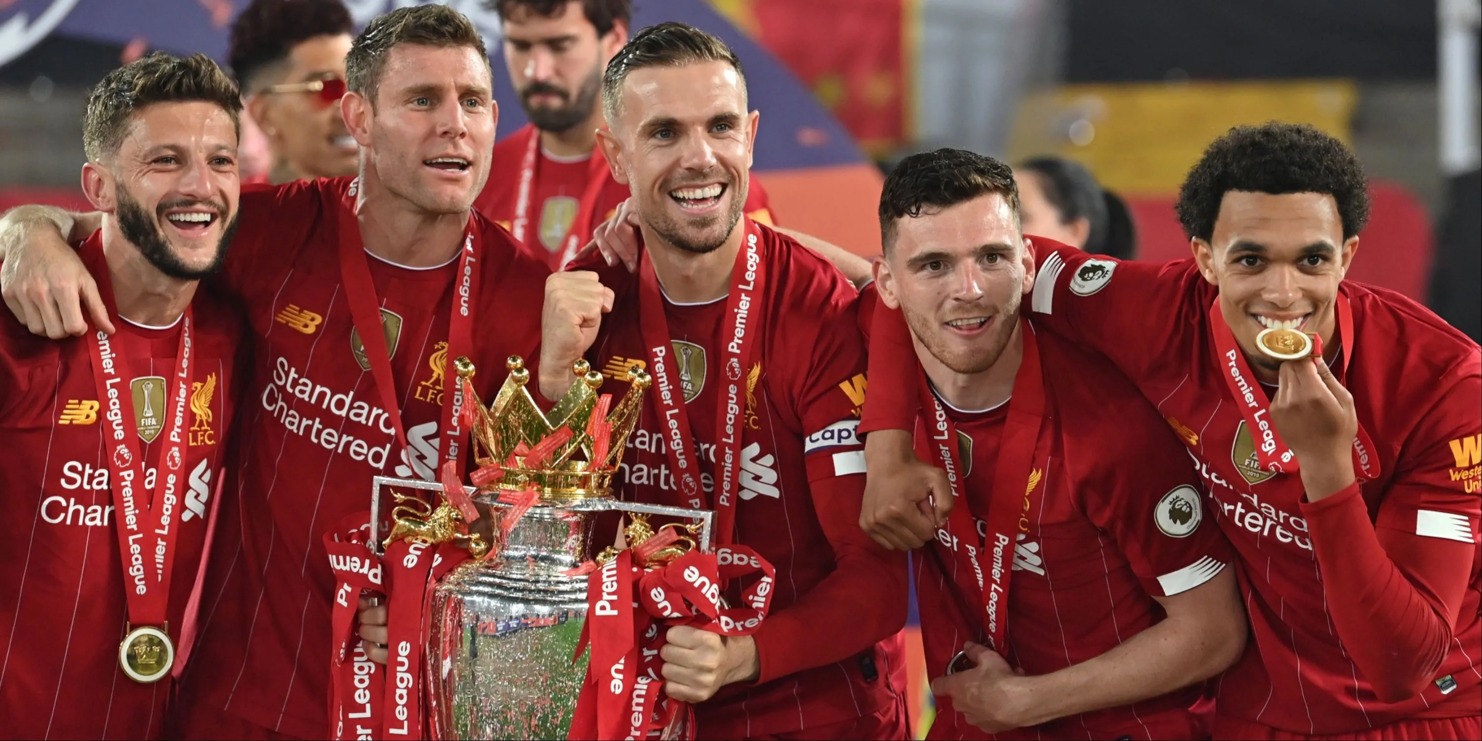 Jordan Henderson nâng cao cúp vô địch Premier League cùng Liverpool