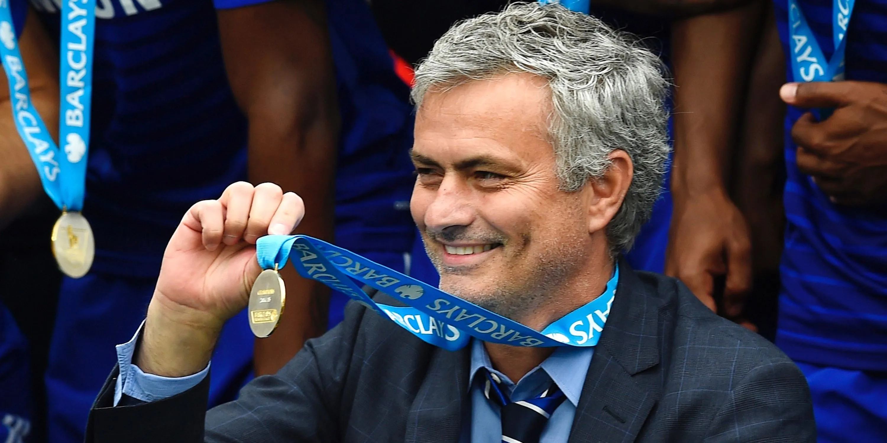 Jose Mourinho với huy chương Premier League mùa giải 2014/15 cùng Chelsea