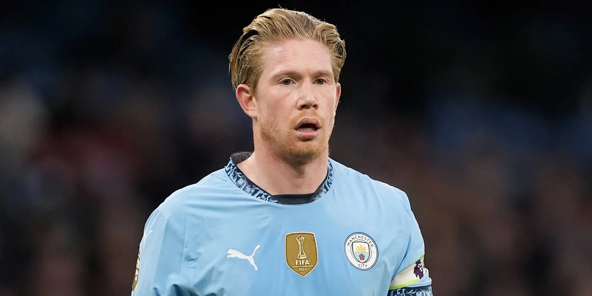 Kevin De Bruyne điều khiển bóng cho Manchester City