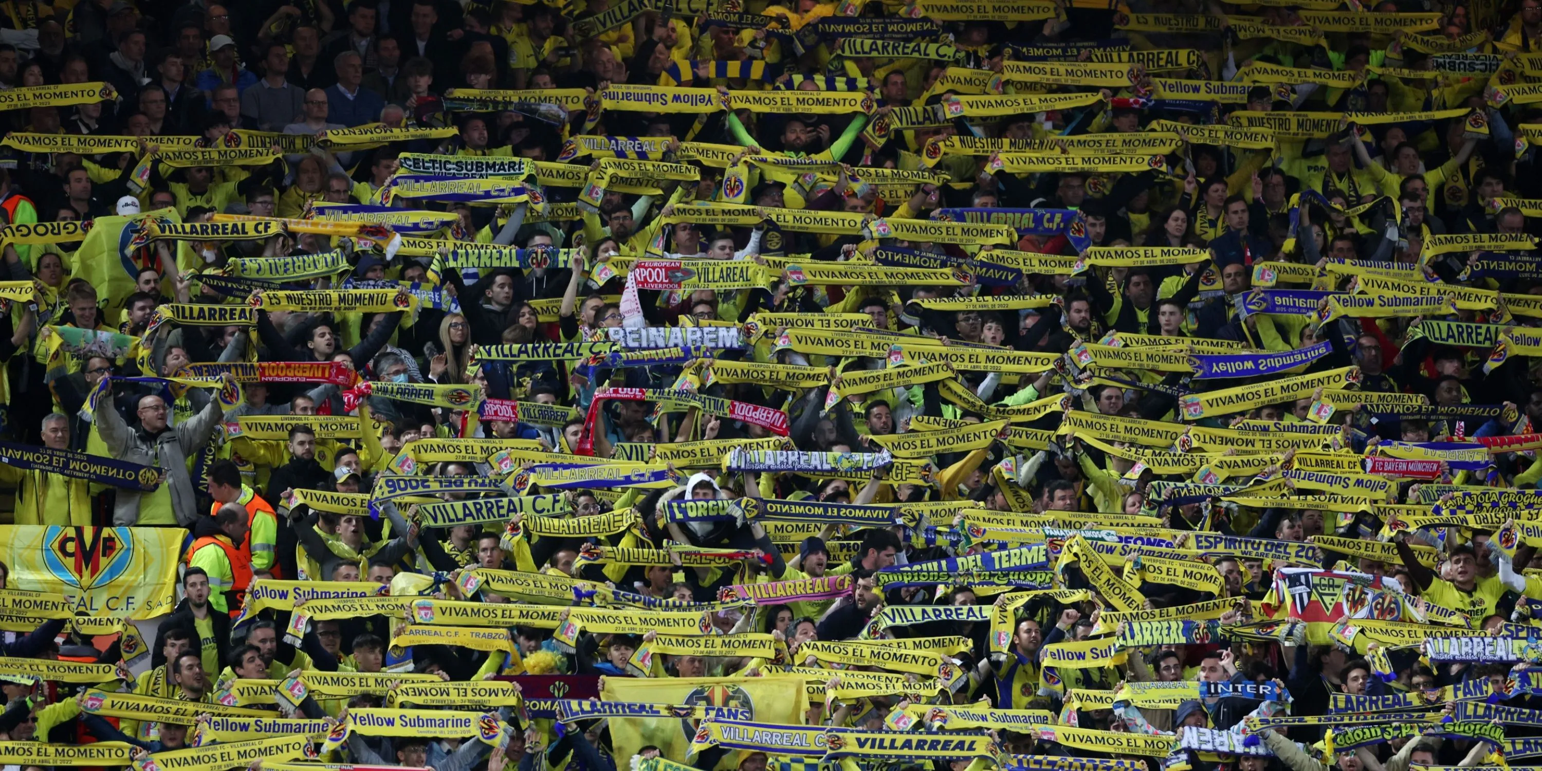 Khán giả Villarreal giơ cao khăn quàng cổ trên khán đài sân El Madrigal