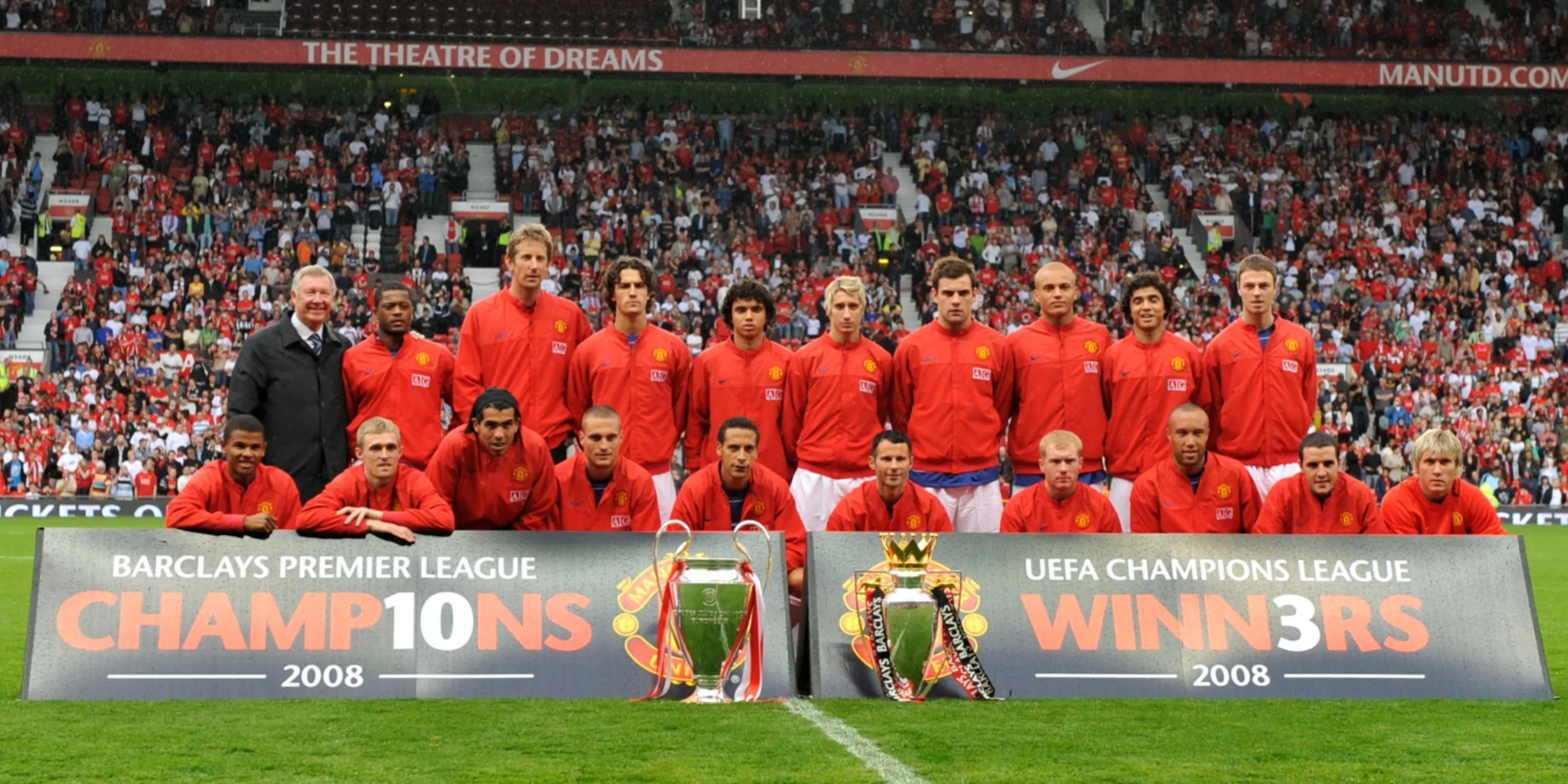 Logo Manchester United trên nền sân Old Trafford
