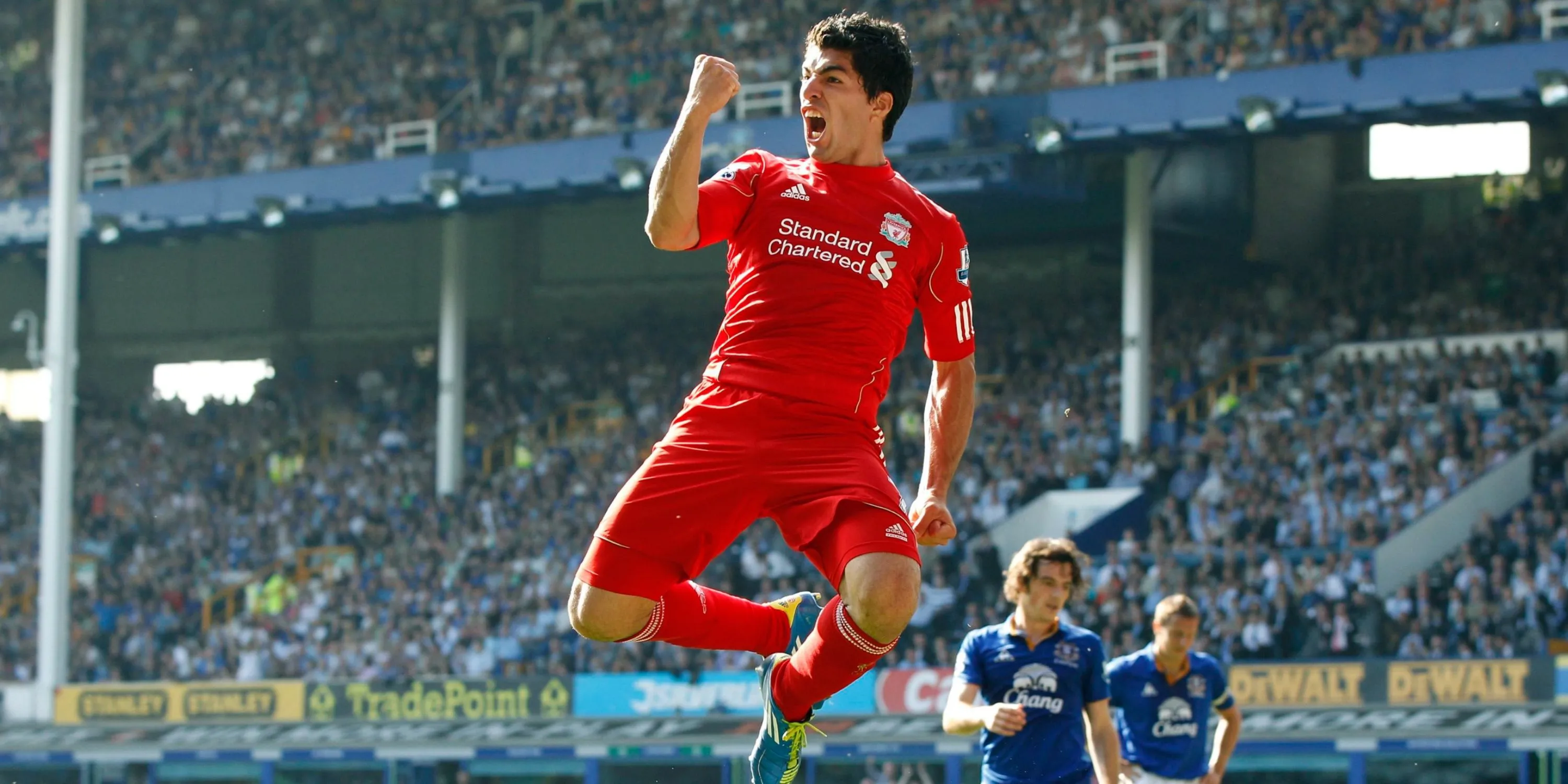 Luis Suarez ăn mừng bàn thắng trong màu áo Liverpool