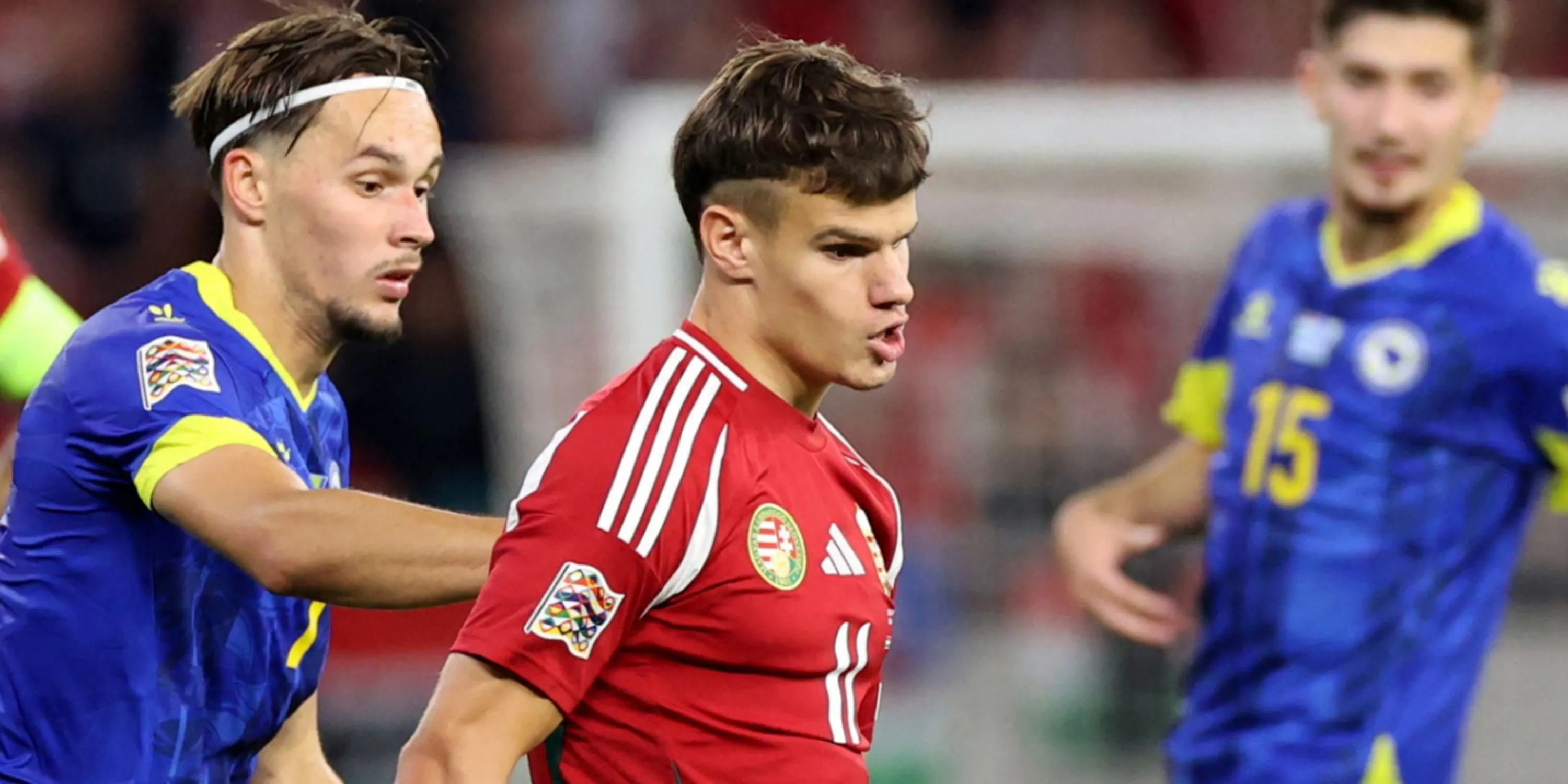 Milos Kerkez và Dominik Szoboszlai ôm nhau trong màu áo đội tuyển Hungary