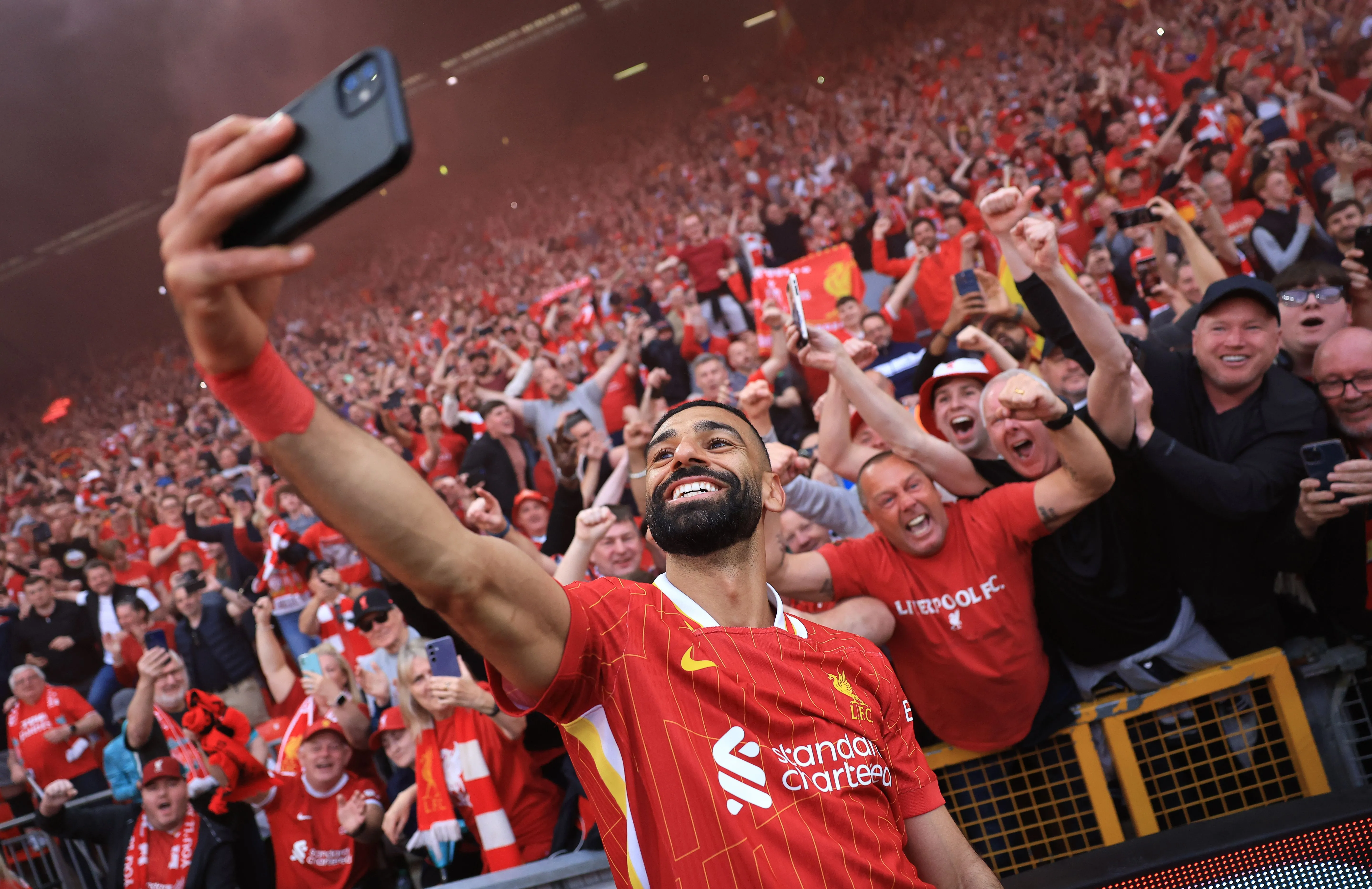 Mohamed Salah ăn mừng bàn thắng cho Liverpool tại Anfield