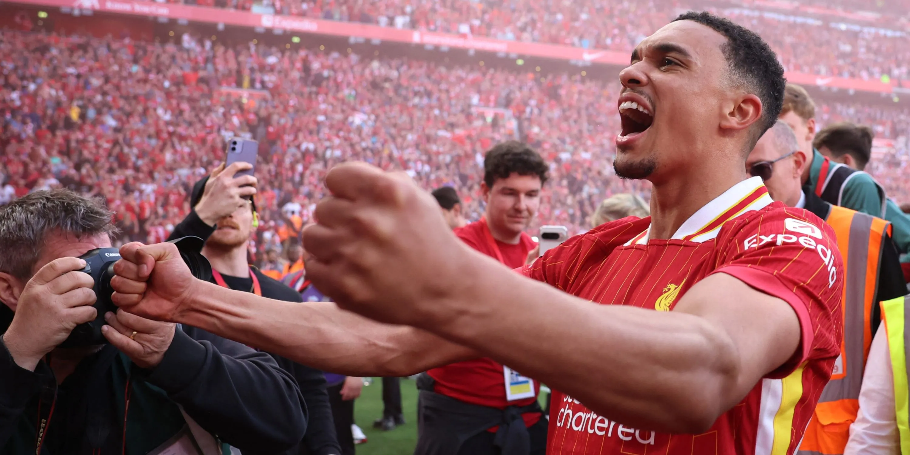 Mohamed Salah ăn mừng cuồng nhiệt cùng đồng đội Liverpool sau chiến thắng quan trọng
