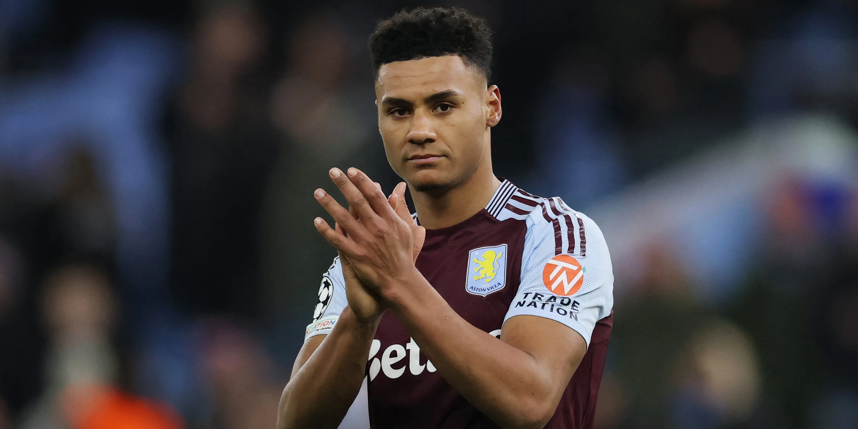 Ollie Watkins vẫy chào người hâm mộ Aston Villa trên sân