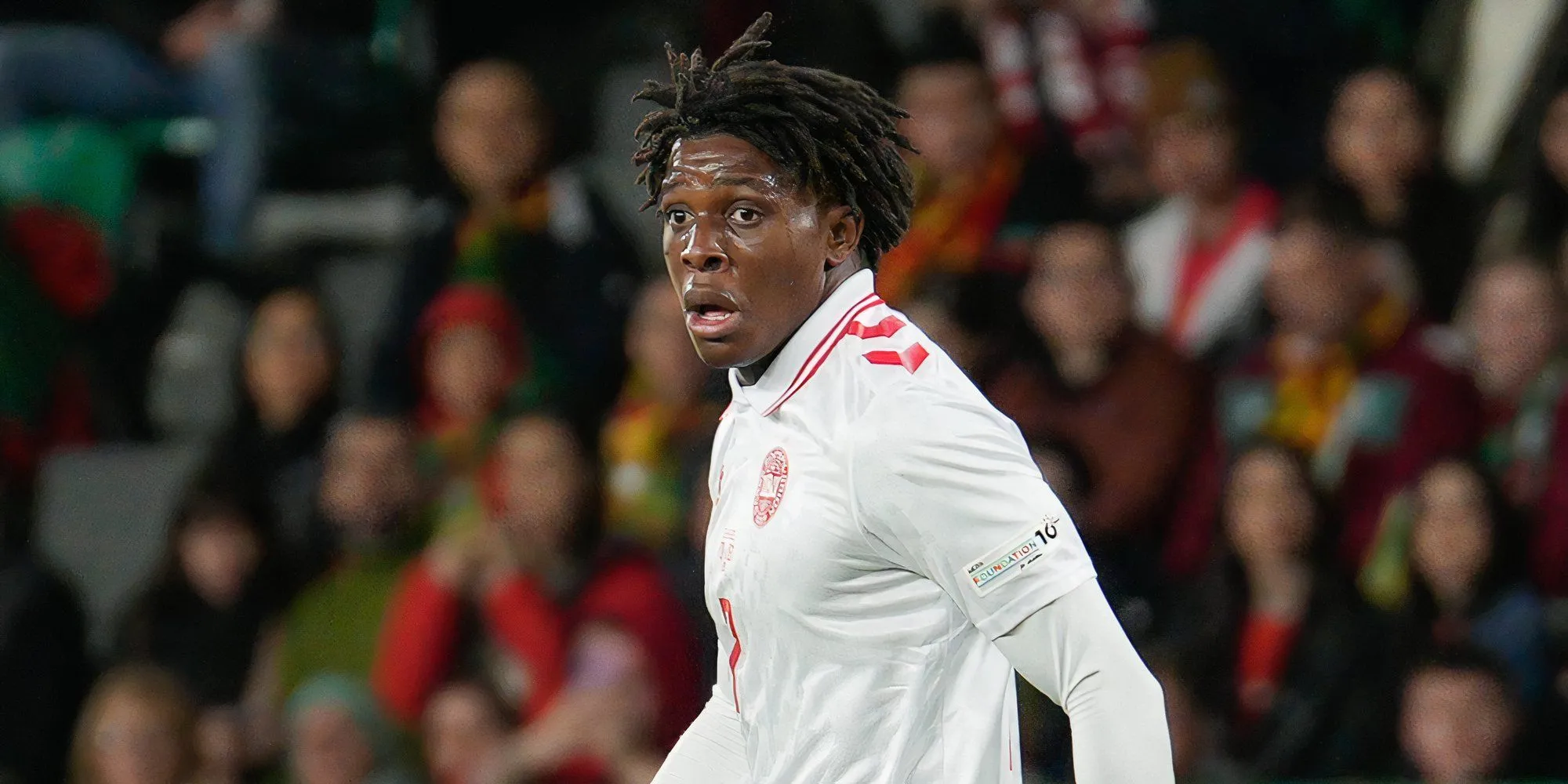 Patrick Dorgu trong màu áo Man Utd với vẻ mặt thất vọng sau sai lầm