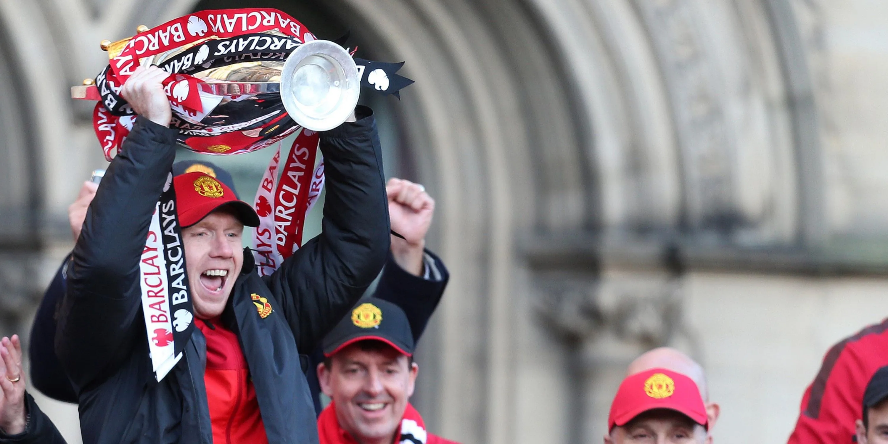 Paul Scholes nâng cao chiếc cúp vô địch Ngoại hạng Anh cùng Manchester United