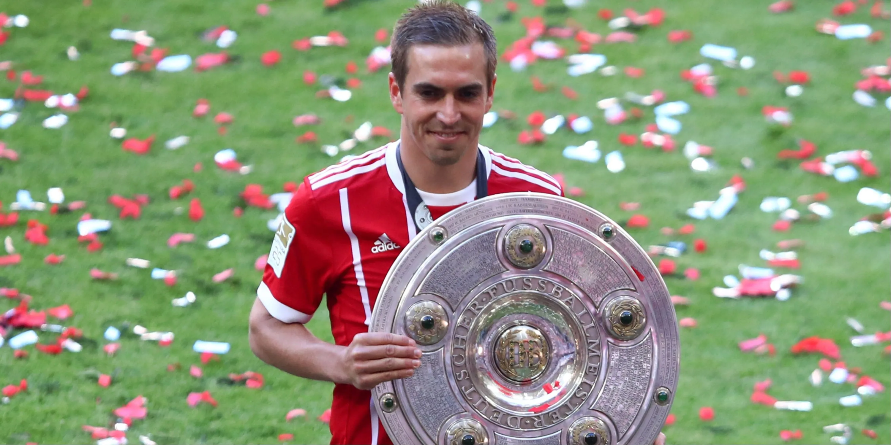 Philipp Lahm nâng cao chiếc cúp Champions League cùng Bayern Munich