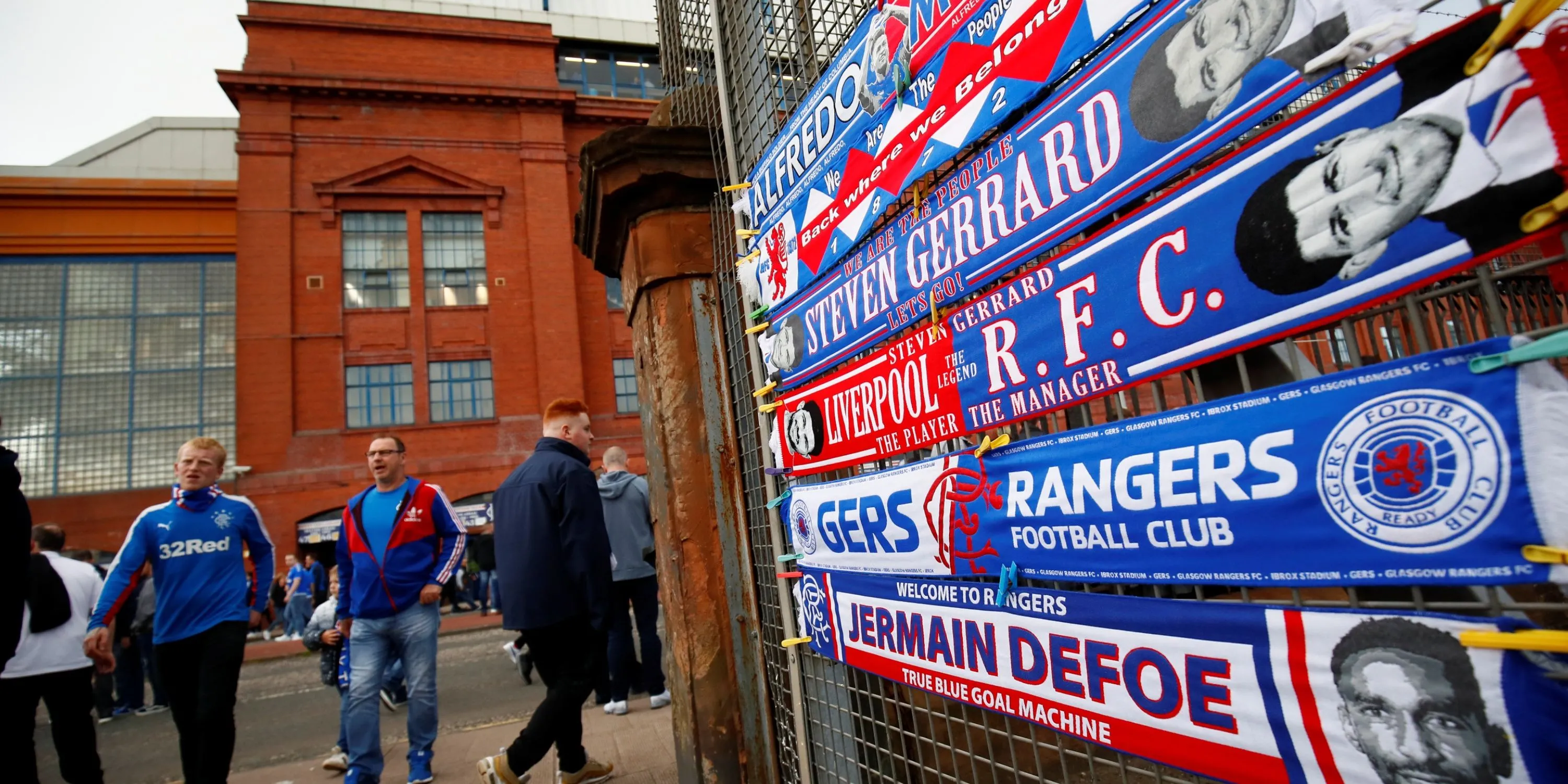 Quầy bán khăn quàng cổ của Rangers bên ngoài sân vận động Ibrox