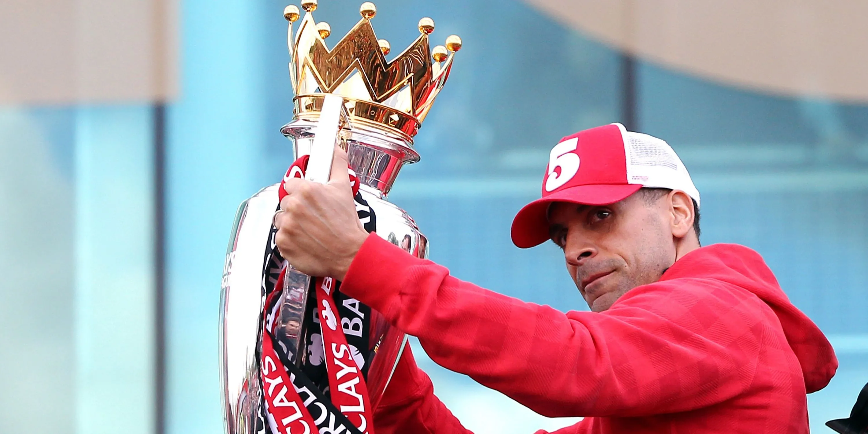 Rio Ferdinand ăn mừng chức vô địch Ngoại hạng Anh cùng Manchester United