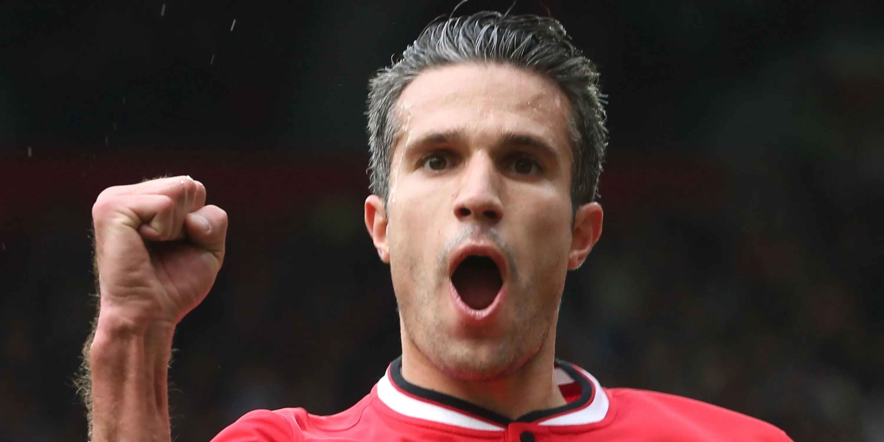 Robin van Persie trong màu áo Manchester United nâng cao chiếc cúp Premier League