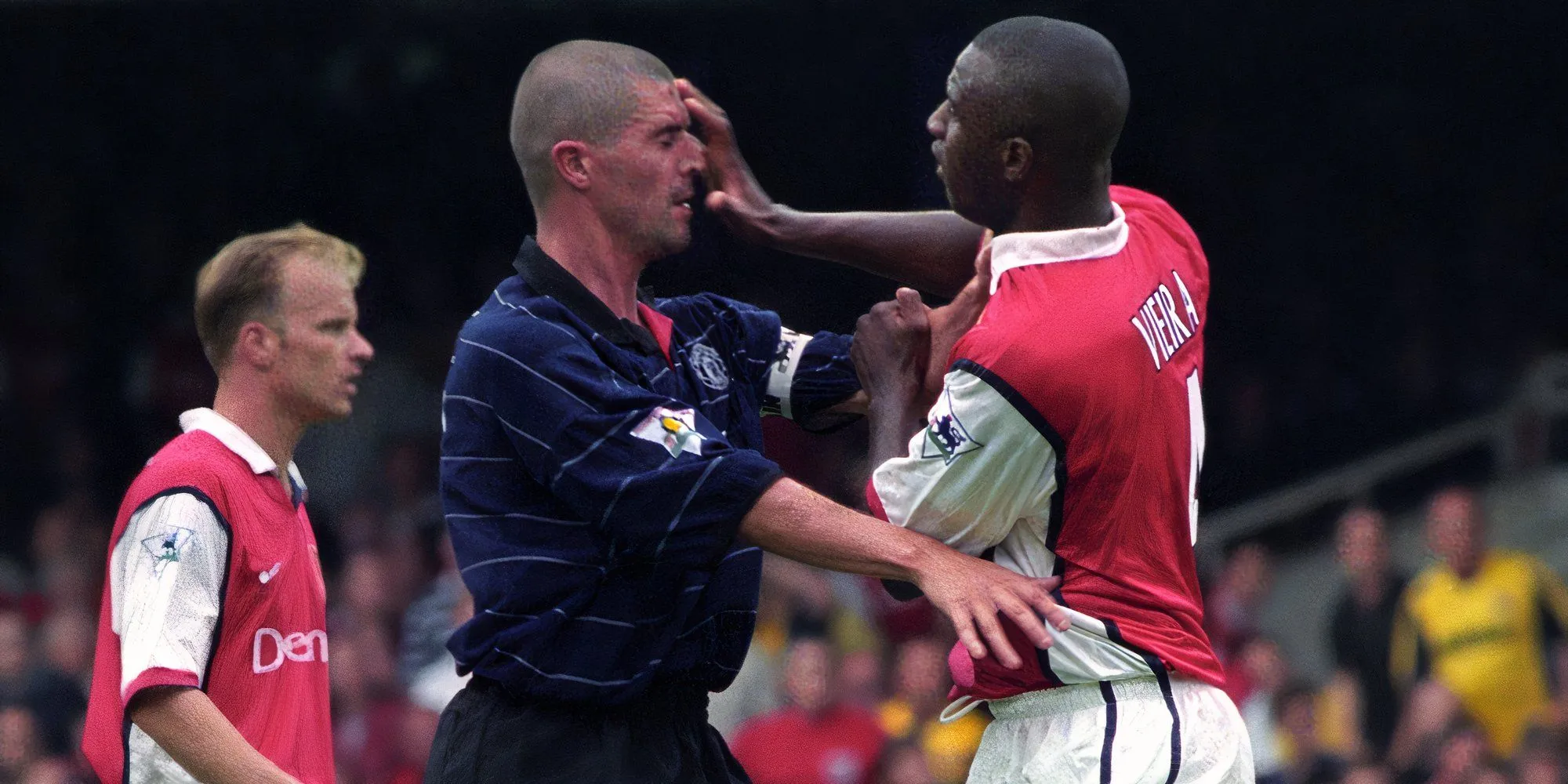 Roy Keane và Patrick Vieira trong một pha tranh chấp nảy lửa giữa MU và Arsenal