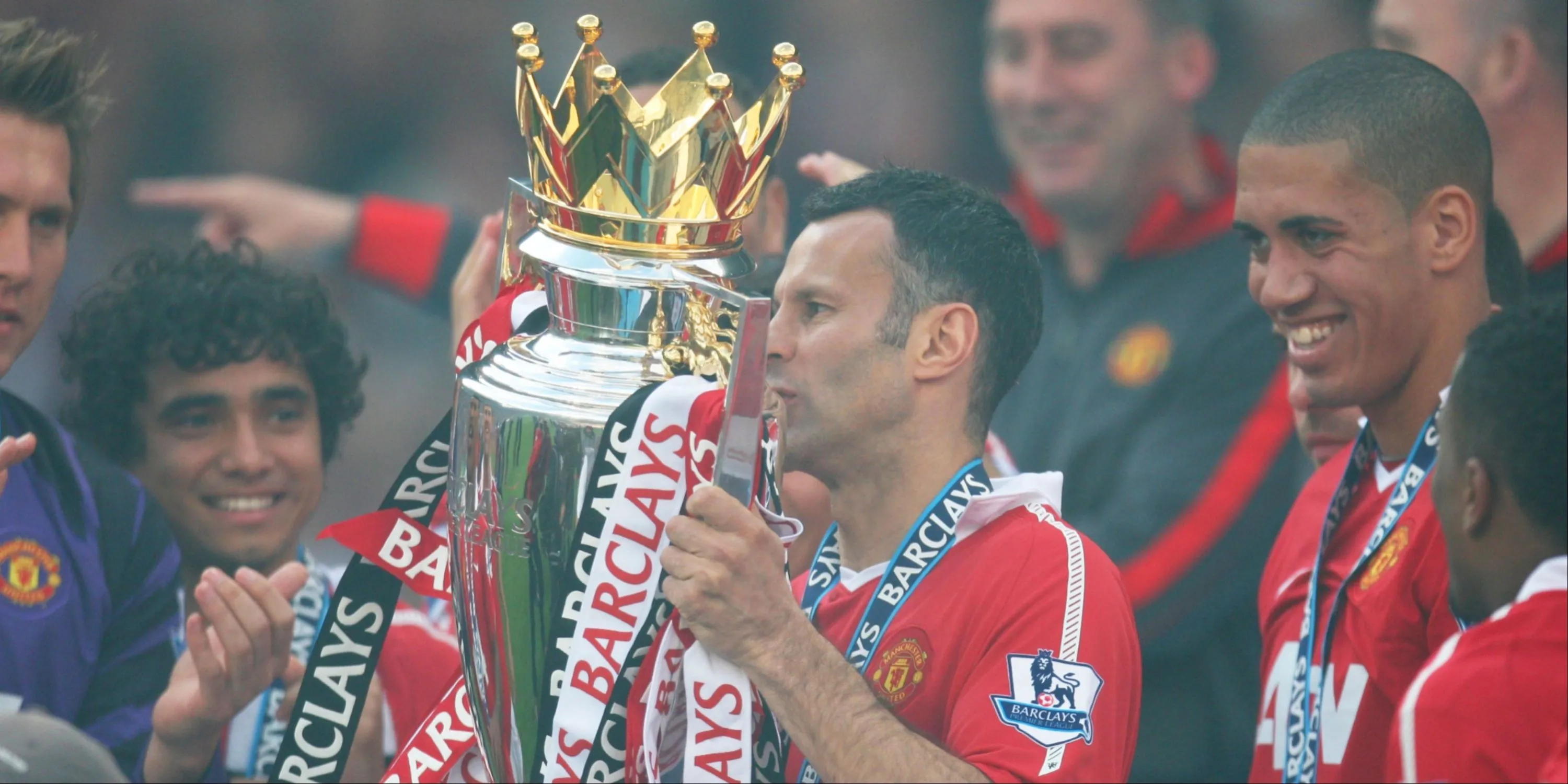 Ryan Giggs ăn mừng với chiếc cúp Ngoại hạng Anh, cầu thủ vô địch nhiều lần nhất