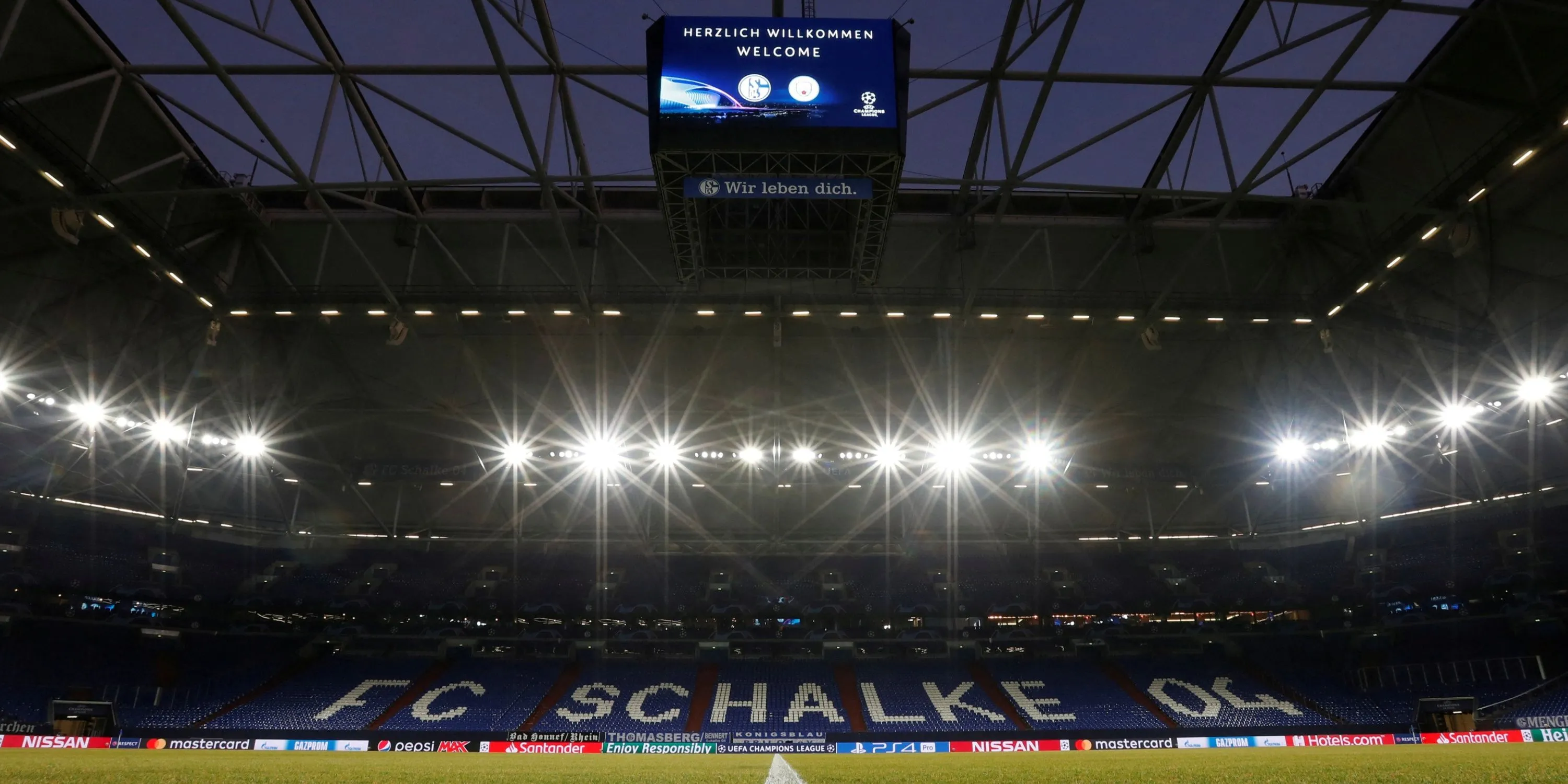 Sân vận động Veltins-Arena, sân nhà của FC Schalke 04 tại Gelsenkirchen
