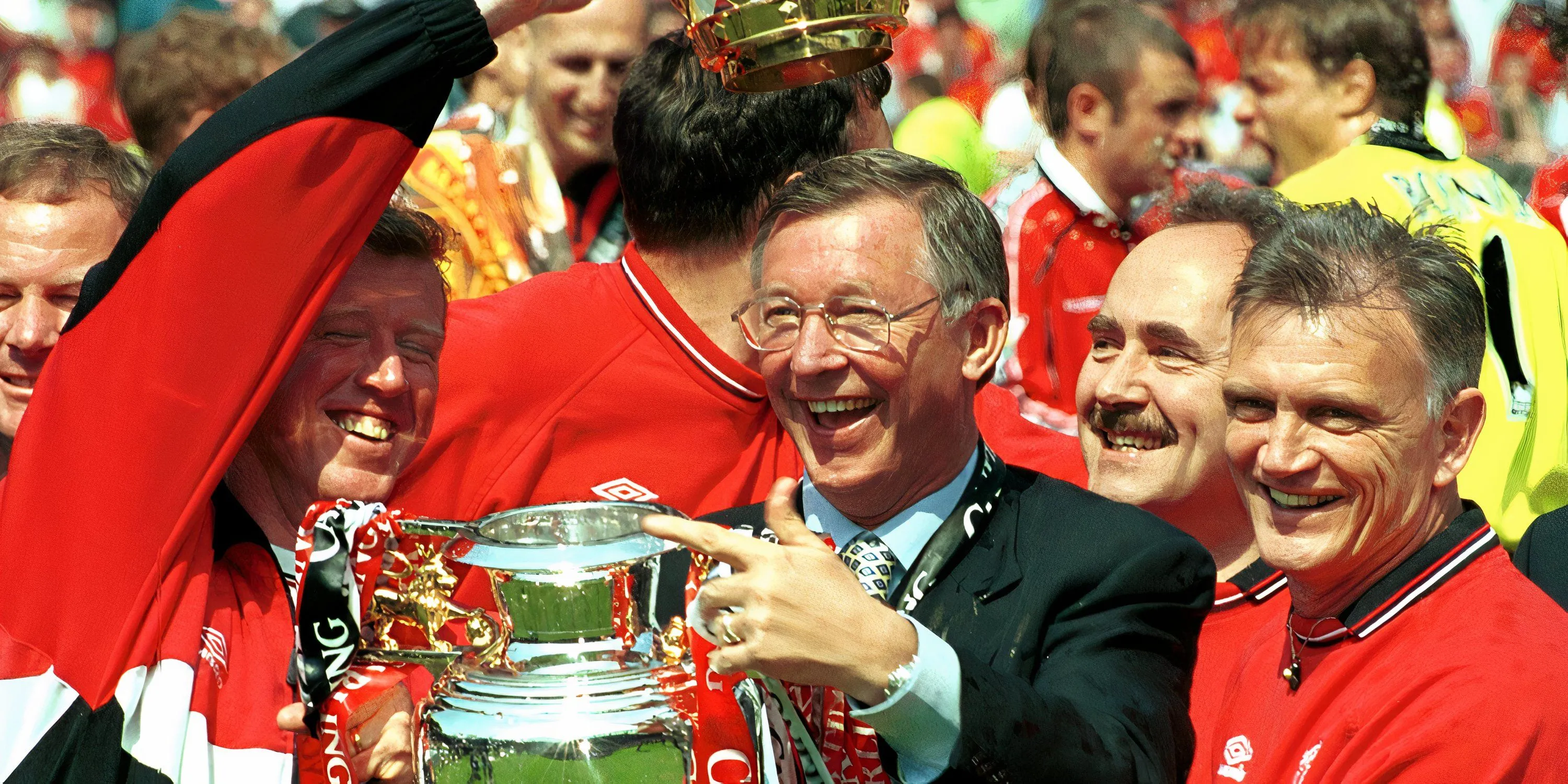 Sir Alex Ferguson trong mùa giải 2000/01 cùng Manchester United