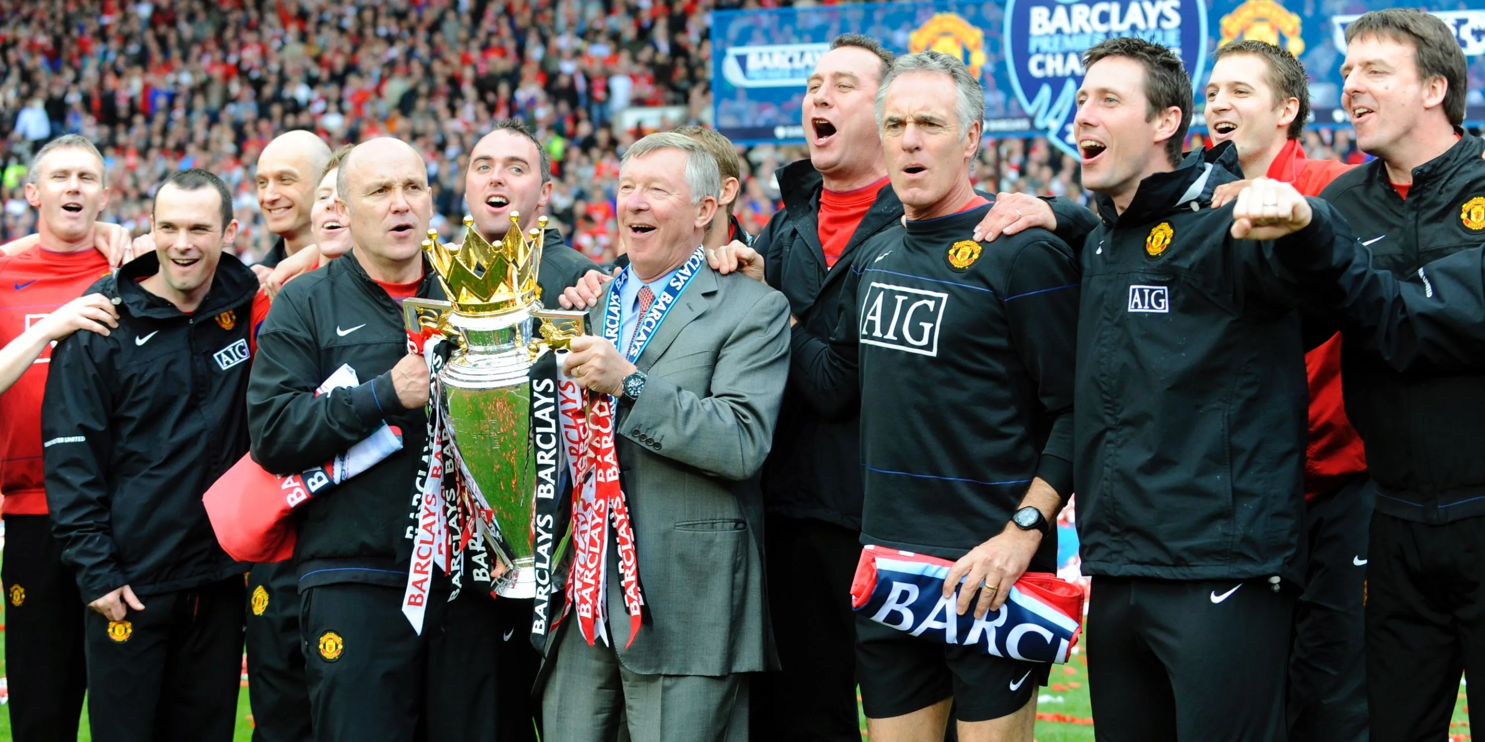 Sir Alex Ferguson và ban huấn luyện Man Utd nâng cúp Premier League 2012/13