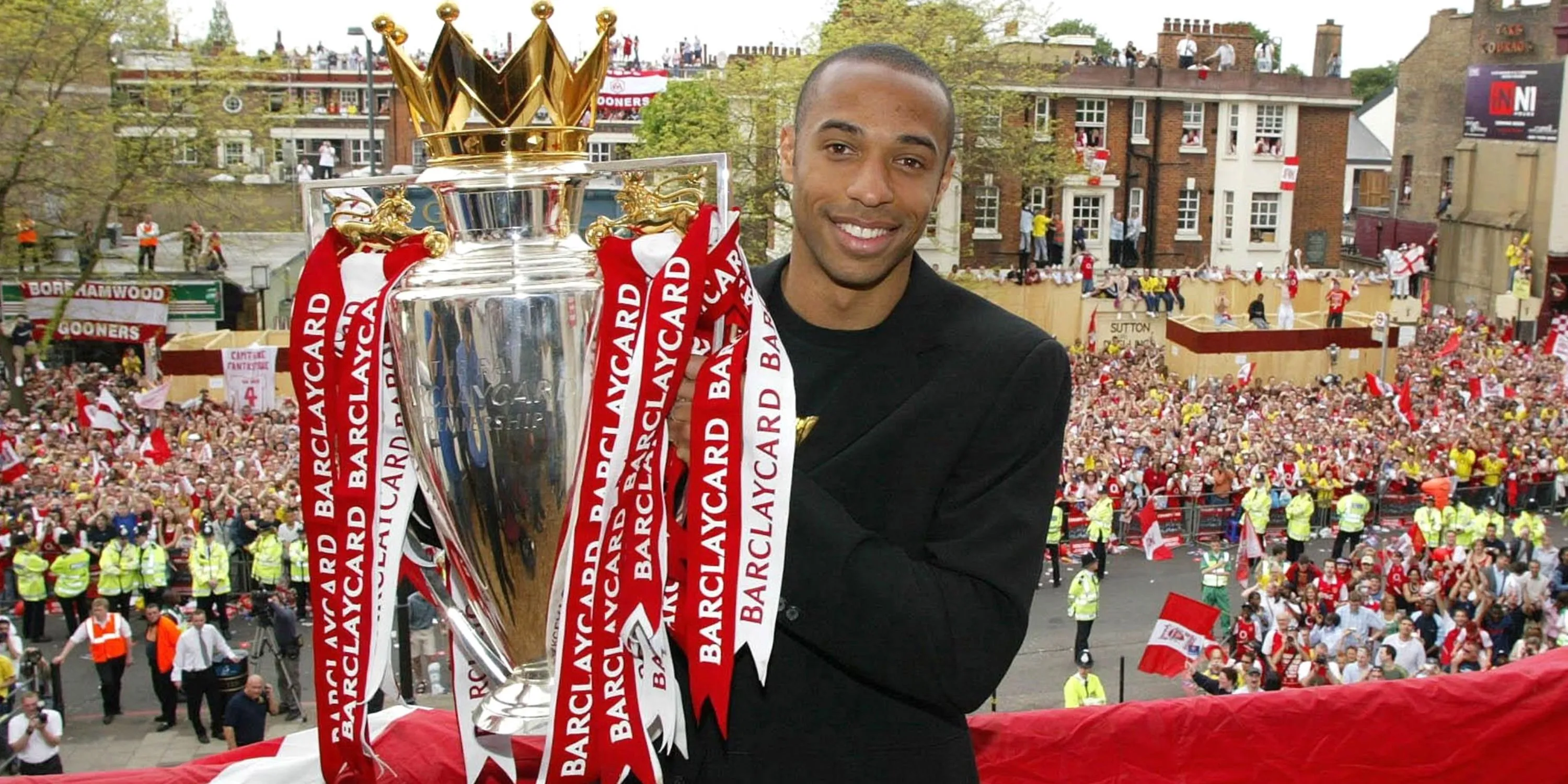 Thierry Henry ăn mừng với chiếc cúp Ngoại hạng Anh mùa giải 2003-04 cùng Arsenal