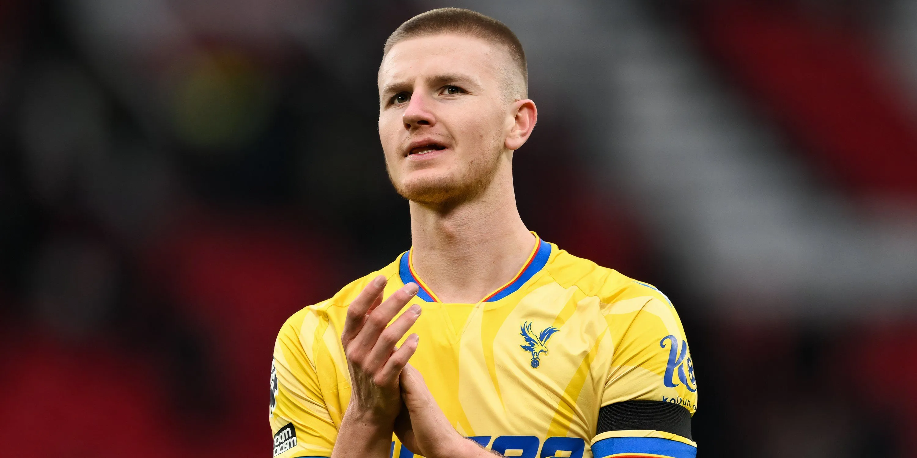Tiền vệ Adam Wharton vỗ tay tri ân người hâm mộ Crystal Palace sau trận đấu