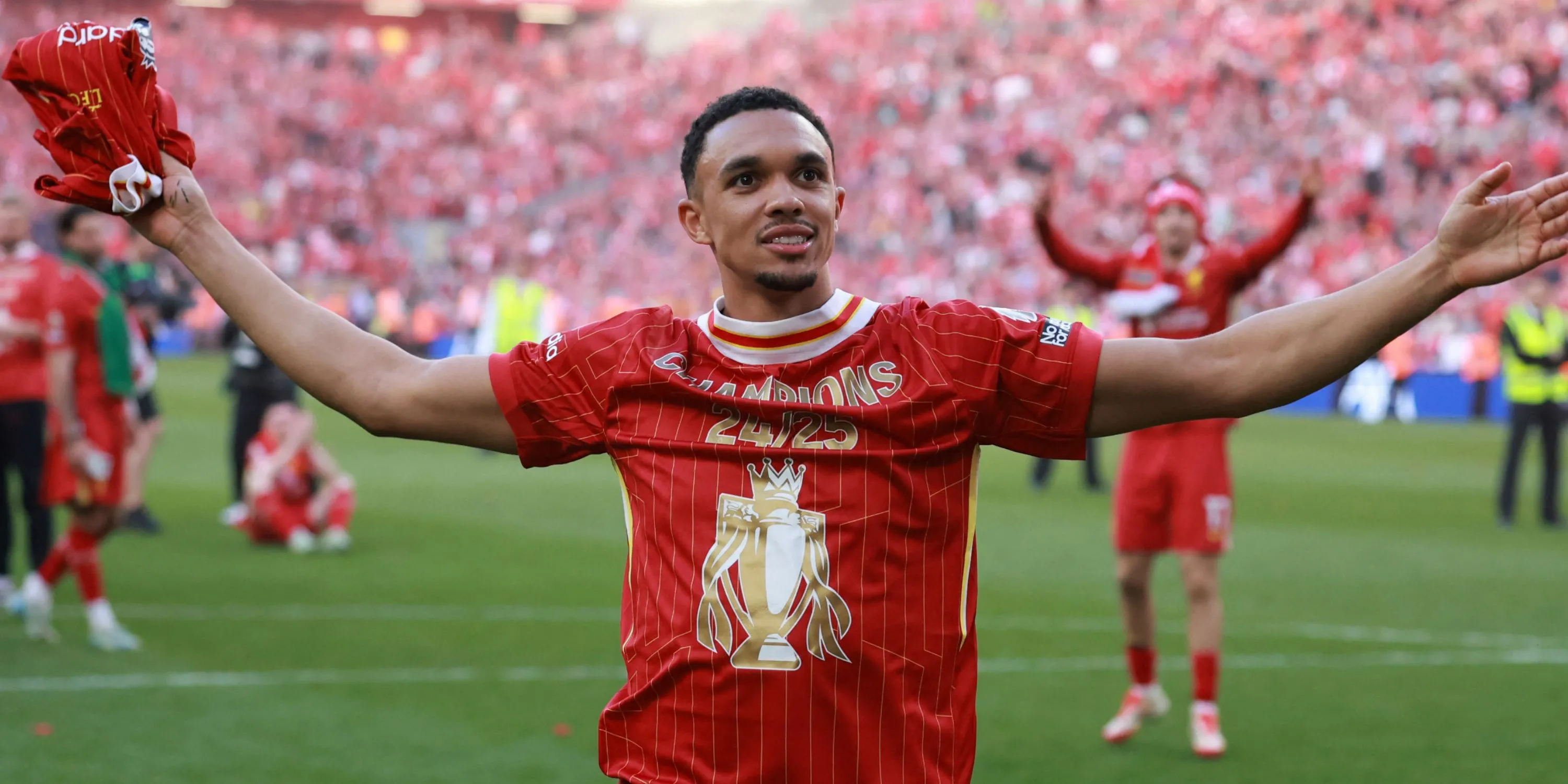 Trent Alexander-Arnold ăn mừng chức vô địch Premier League cùng Liverpool trong bối cảnh tương lai bất định