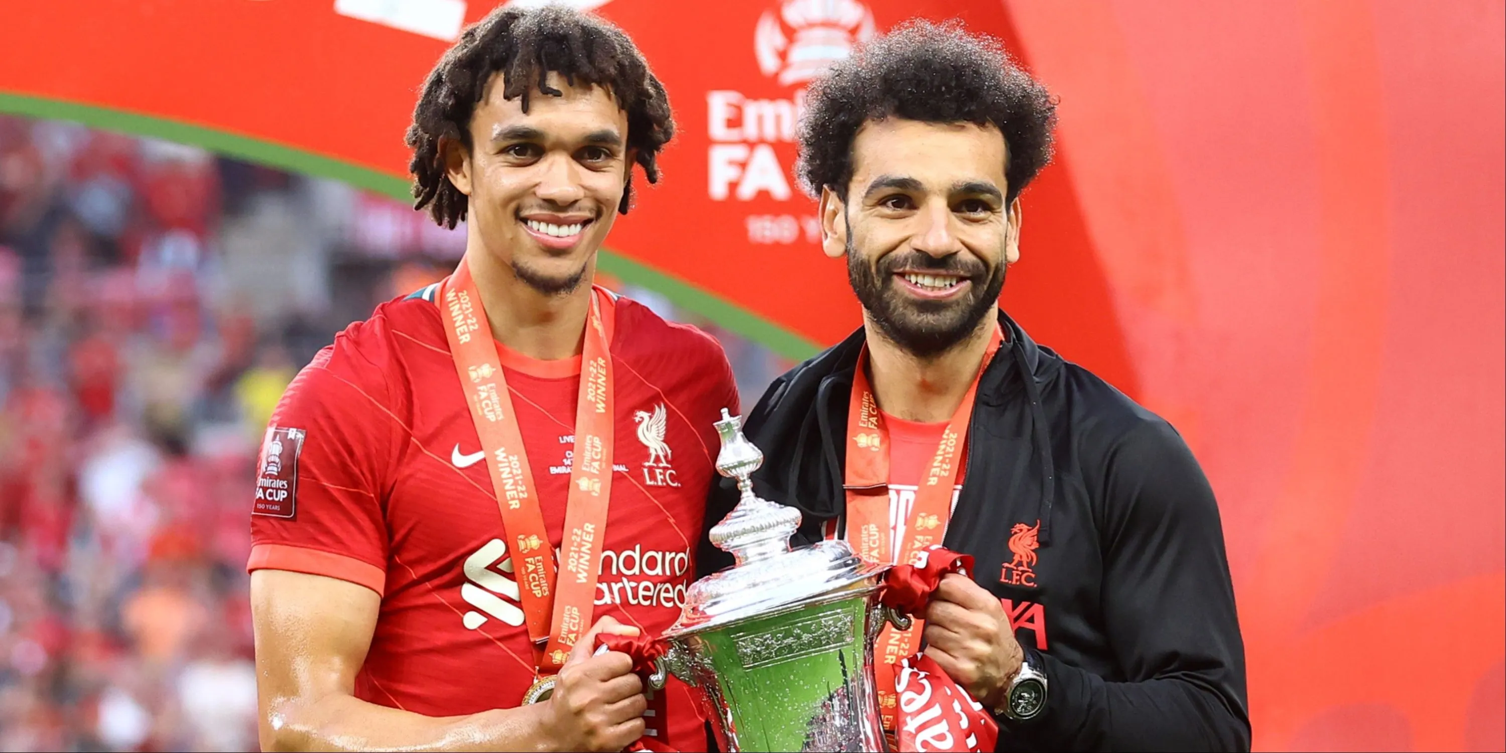 Trent Alexander-Arnold và Mohamed Salah nâng cao cúp FA cùng Liverpool